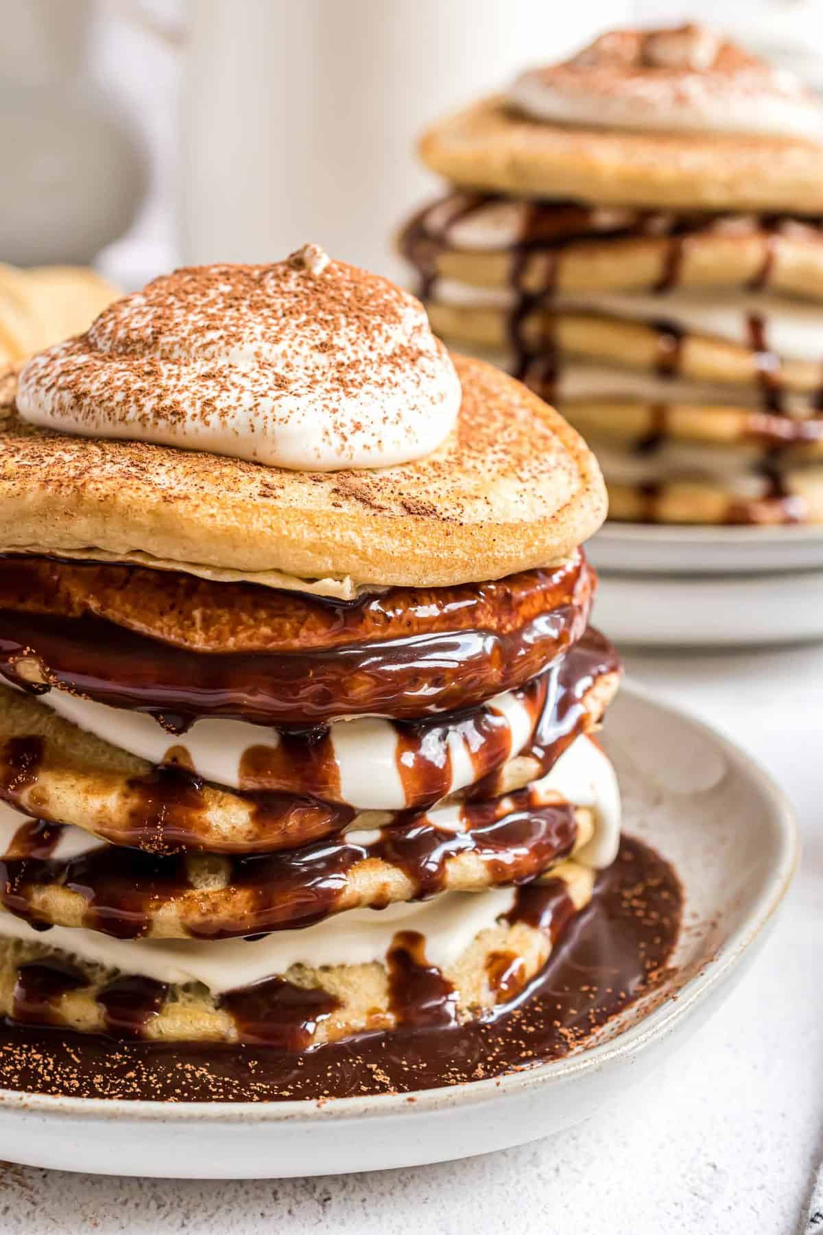 Panqueques apilados con relleno de mascarpone y jarabe de Kahlua.