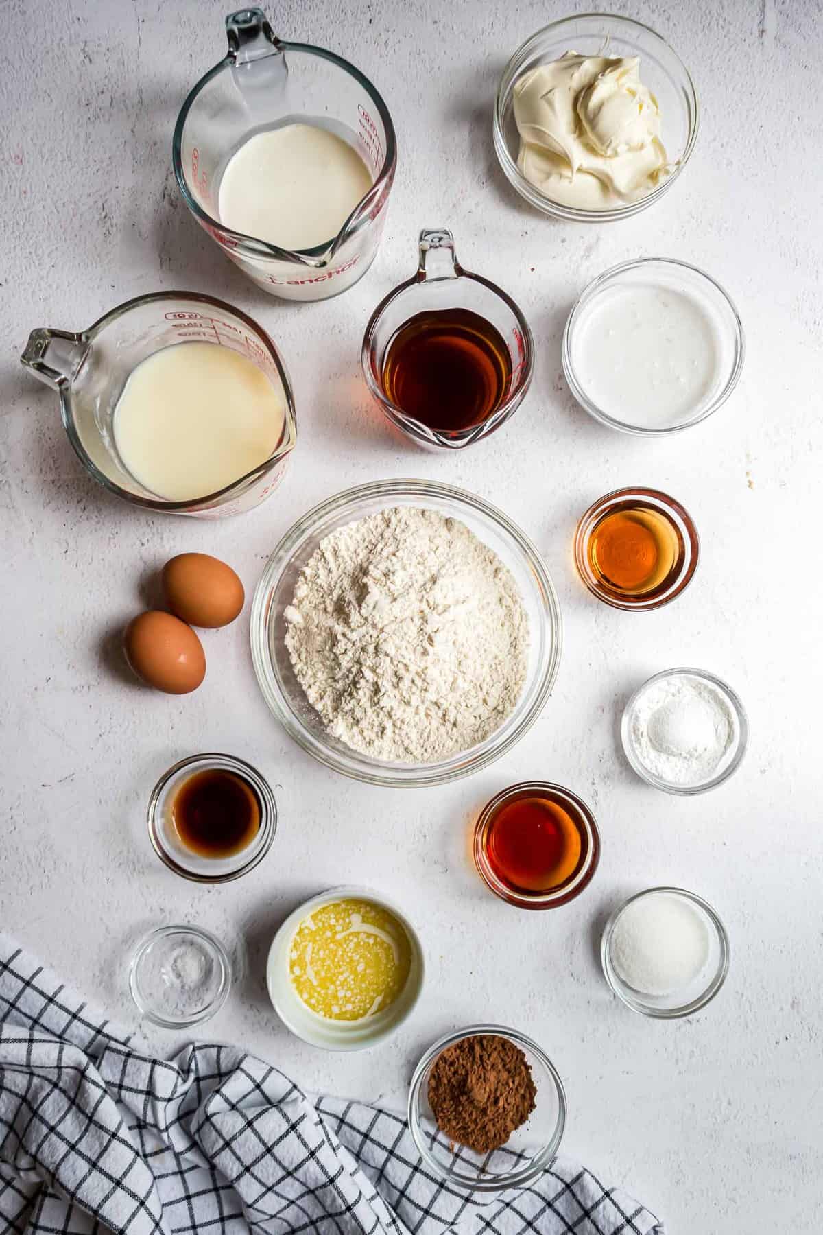 Vista aérea de los ingredientes necesarios para hacer panqueques con relleno de mascarpone.