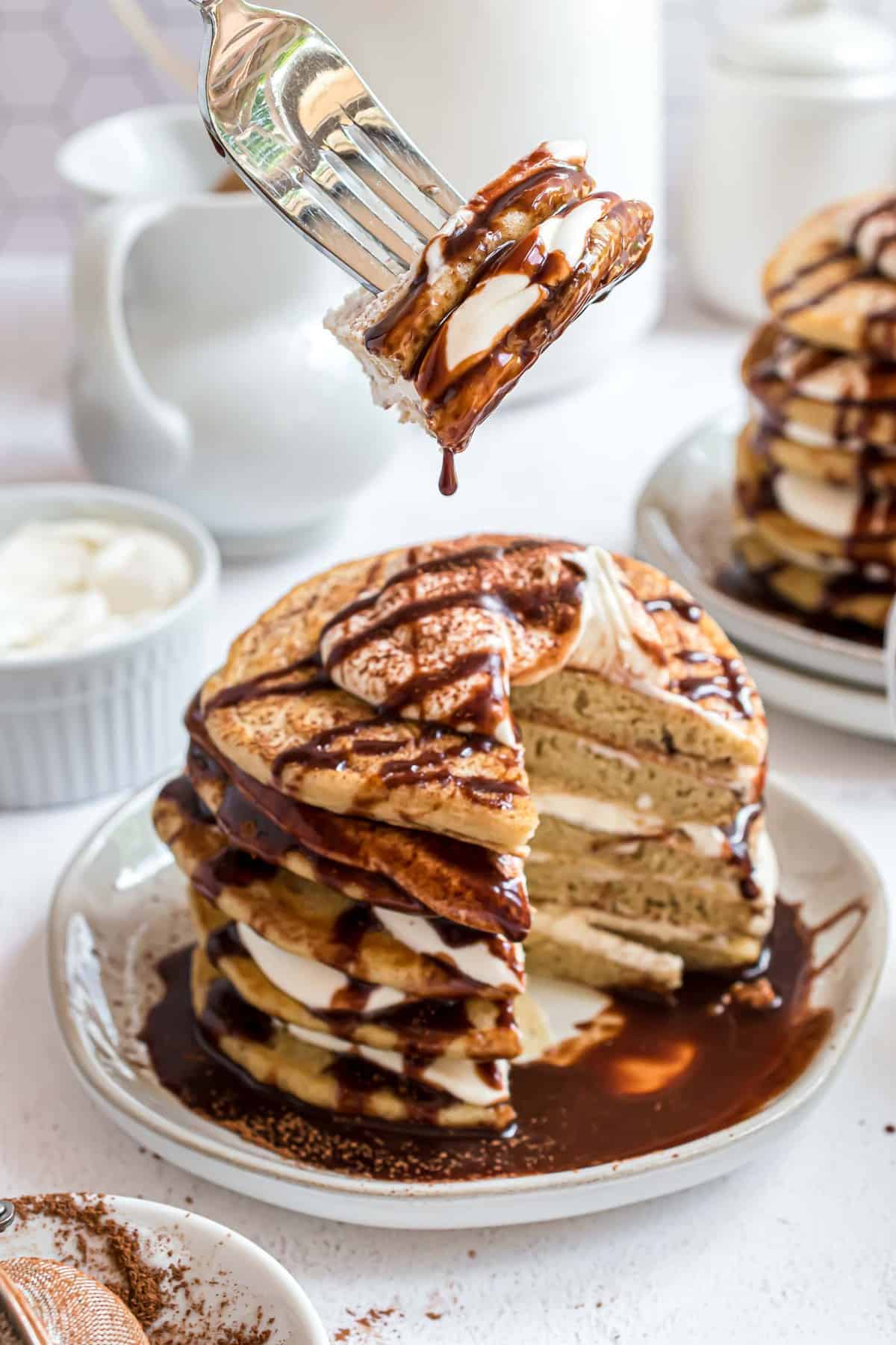 Panqueques en un tenedor, goteando con jarabe de Kahlua.