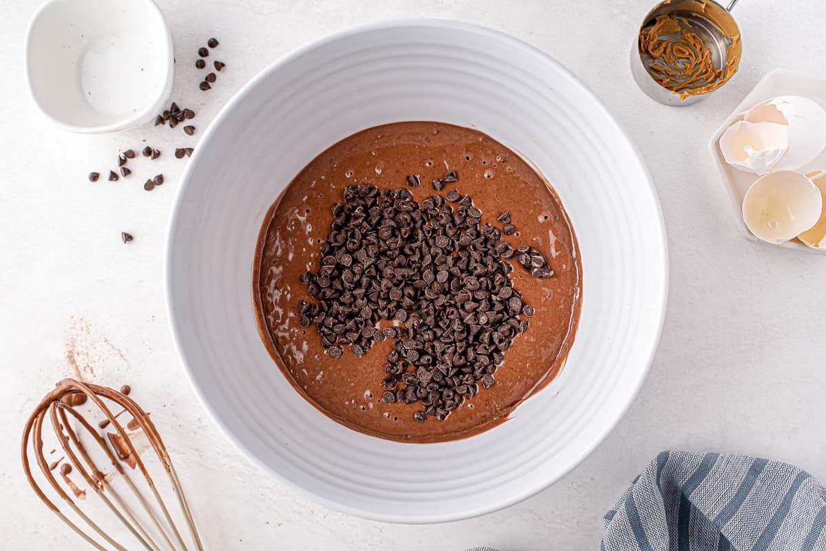 Chispas de chocolate sobre la masa de panqueques.