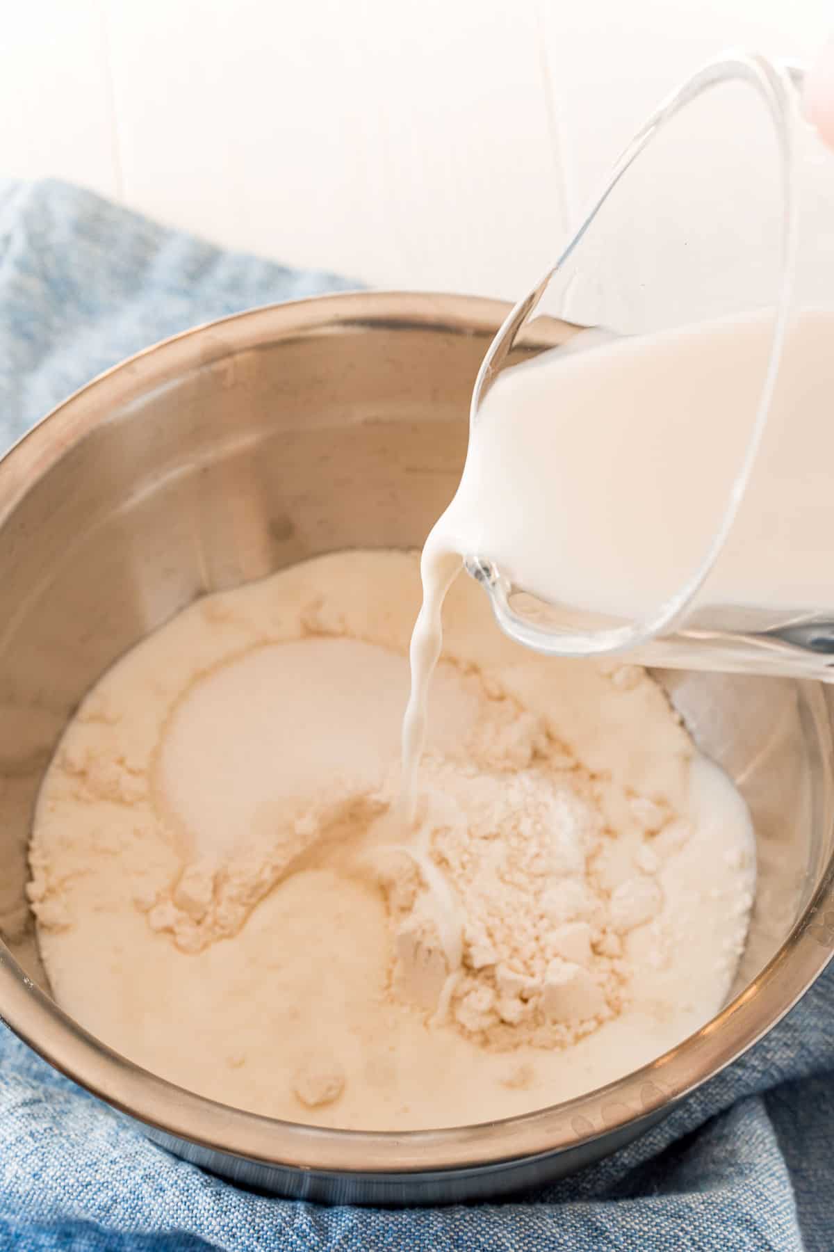Leche siendo añadida a la masa.