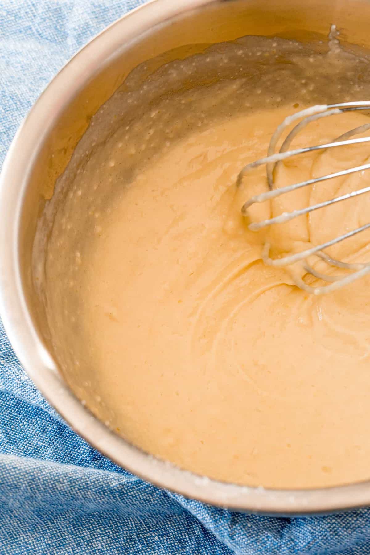 Masa de panqueques en un tazón de mezcla de acero inoxidable.