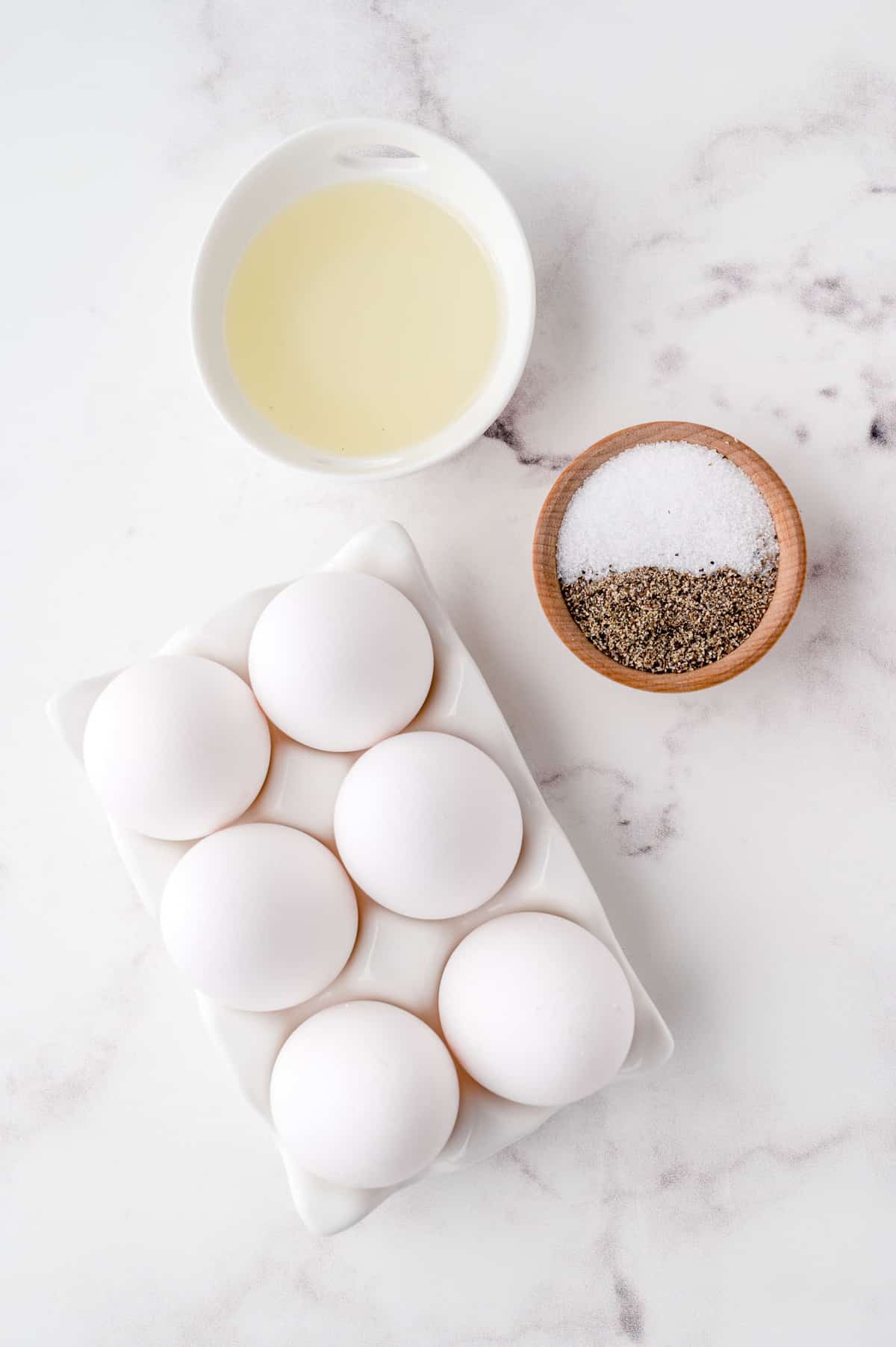 Ingredientes necesarios para la receta incluyendo huevos, sal, y pimienta.