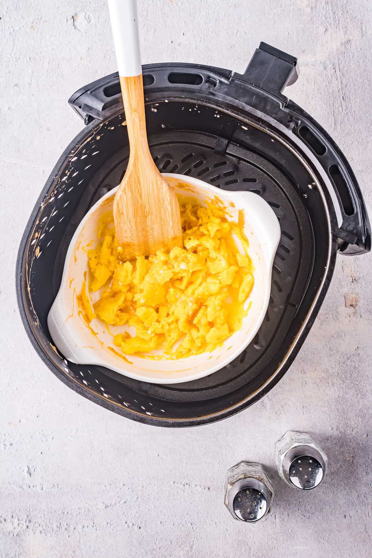 Huevos cocidos en la freidora de aire.