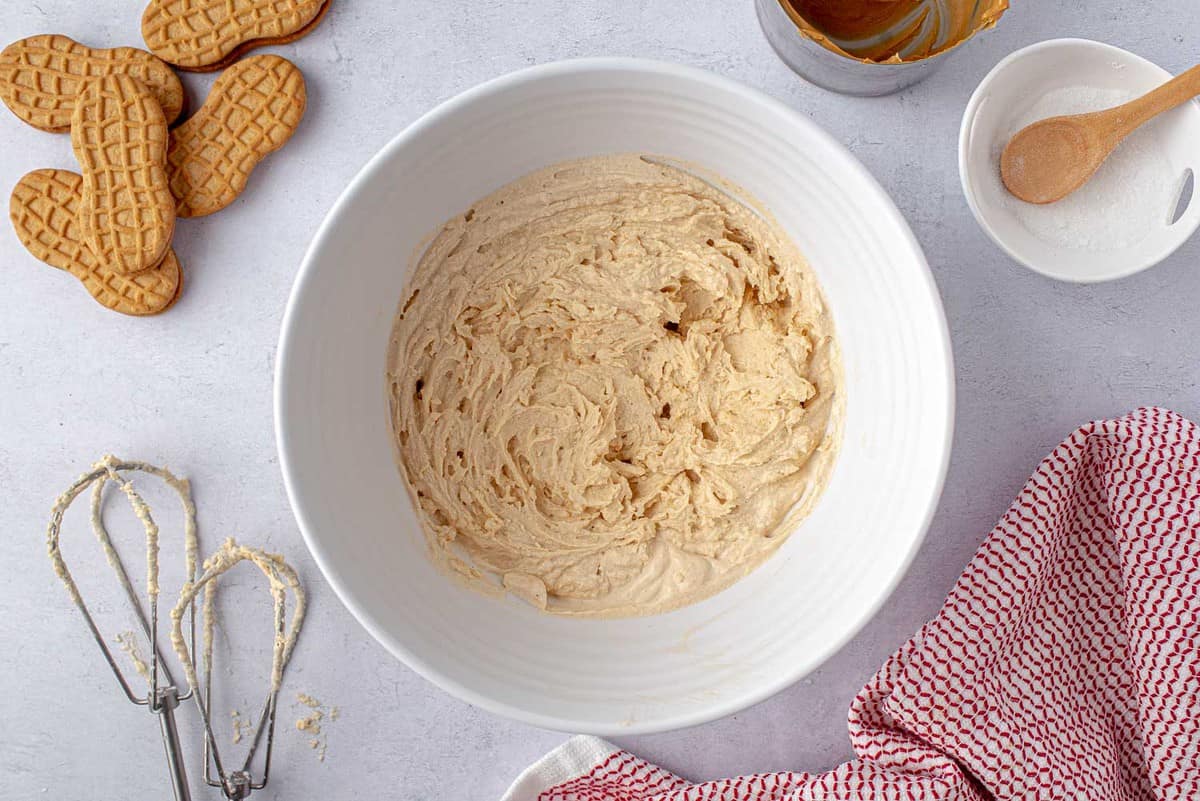 Crema batida de mantequilla de maní en un tazón.