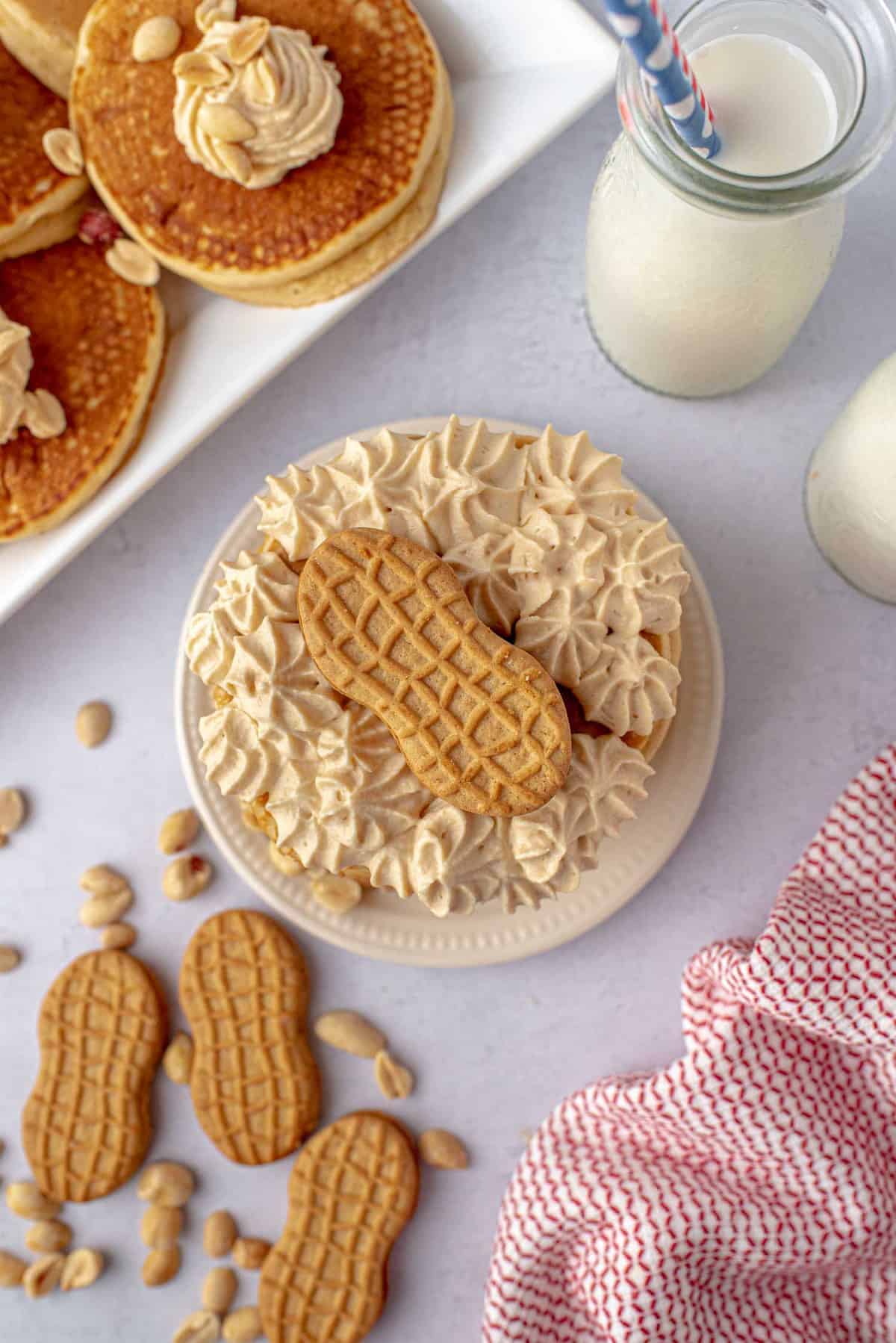 Vista aérea de los panqueques Nutter Butter con crema batida de mantequilla de maní.