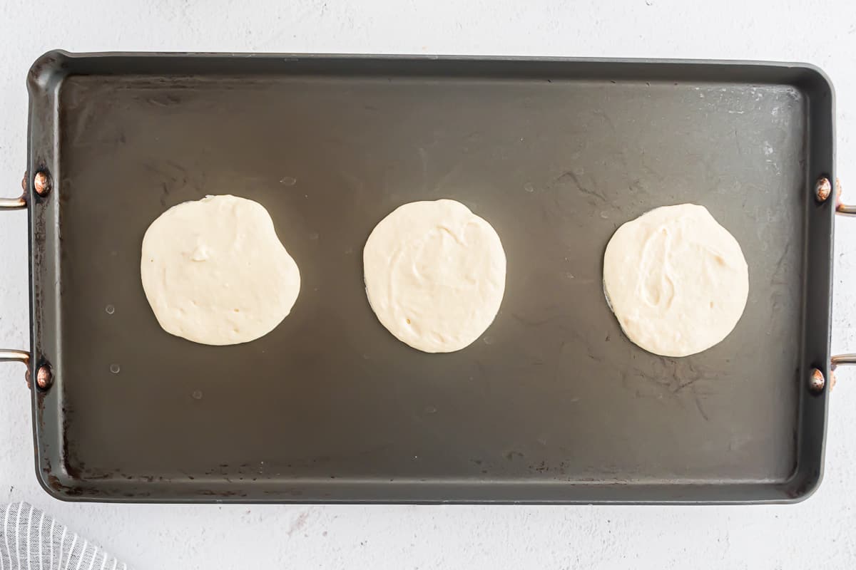 Panqueques sin cocinar en la plancha.