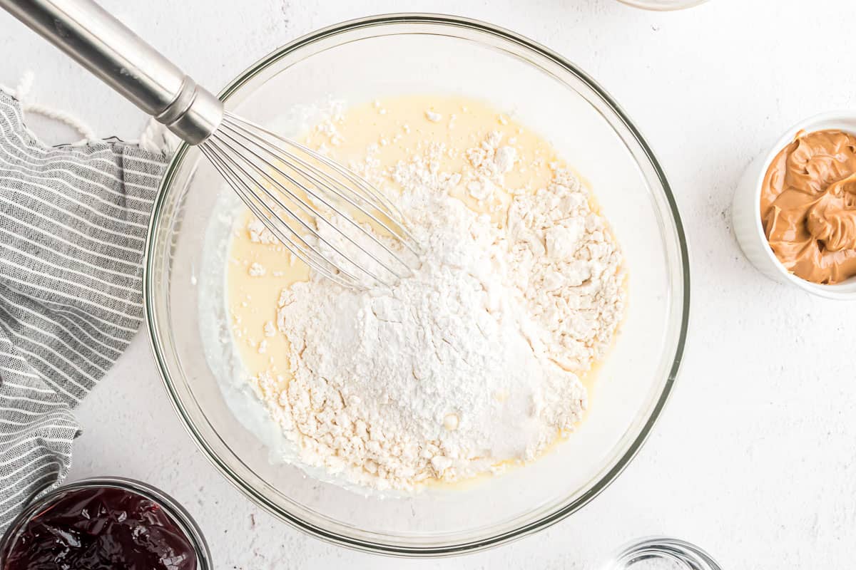 Ingredientes secos añadidos a la masa de panqueques.