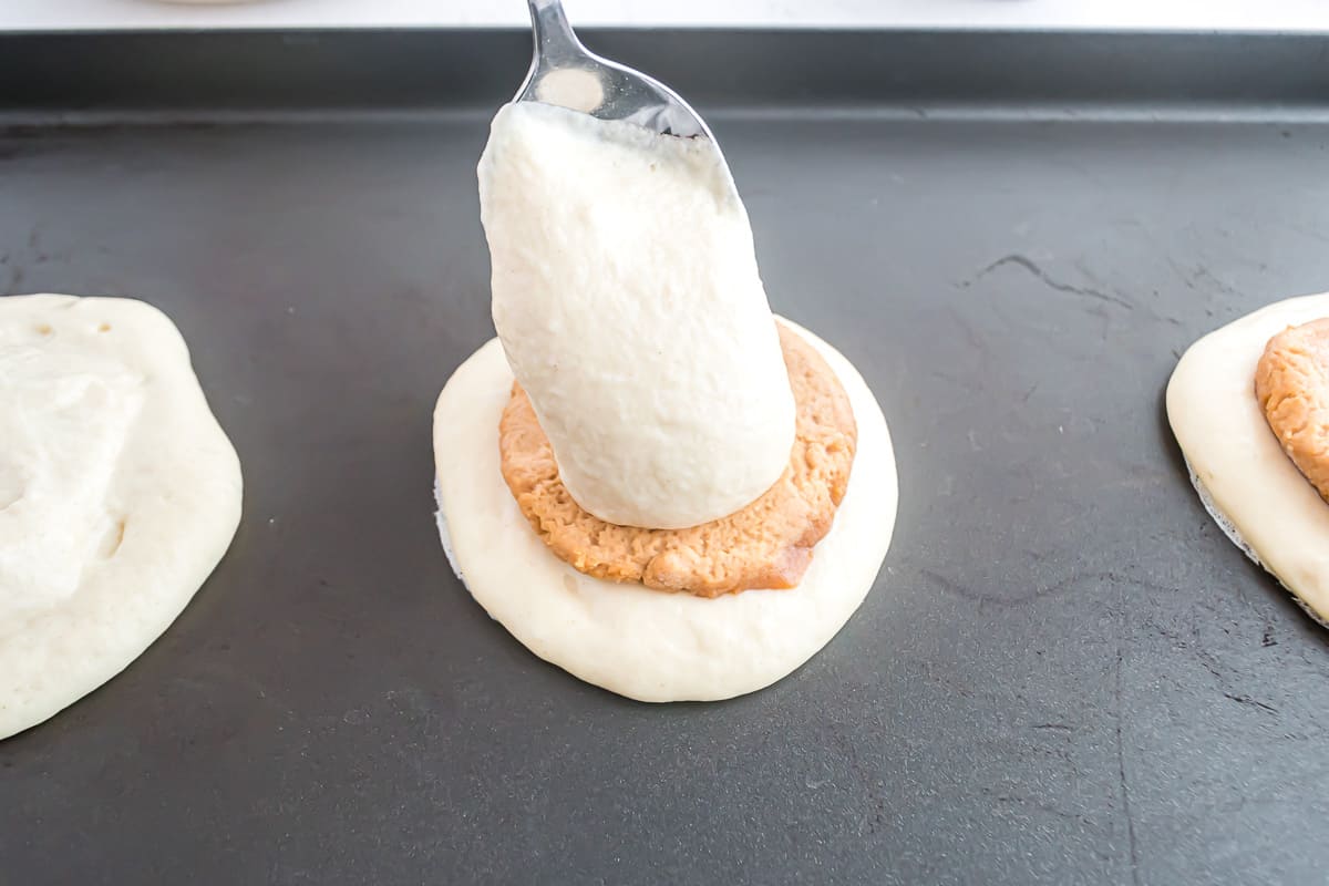 Relleno de mantequilla de maní cubierto con más masa.