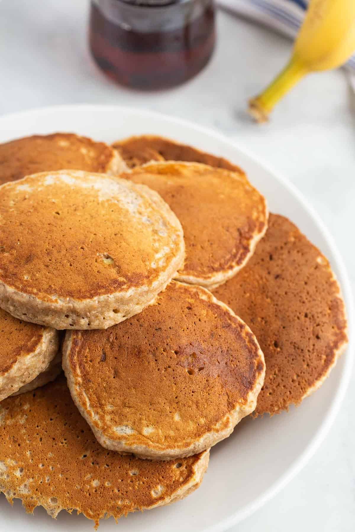 白色盘子上的煎饼堆叠。