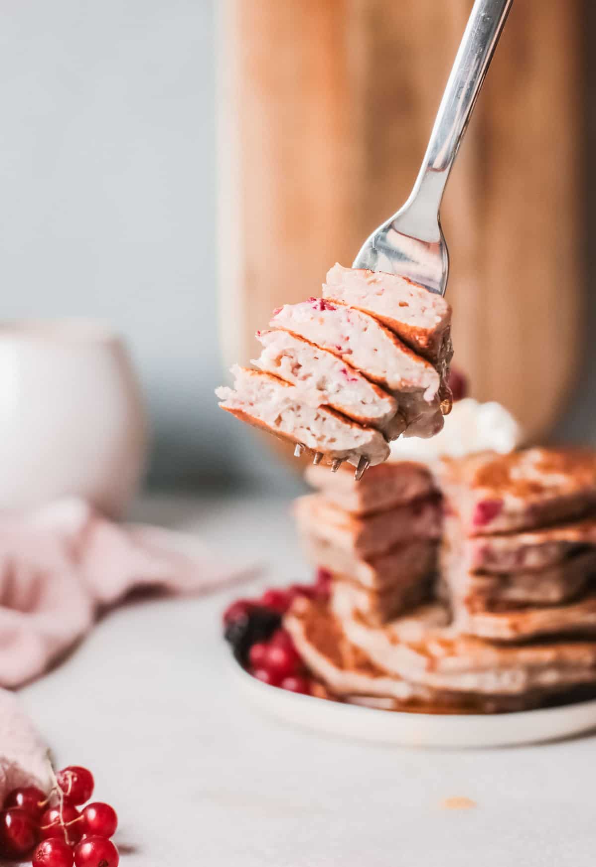 叉子上的煎饼。