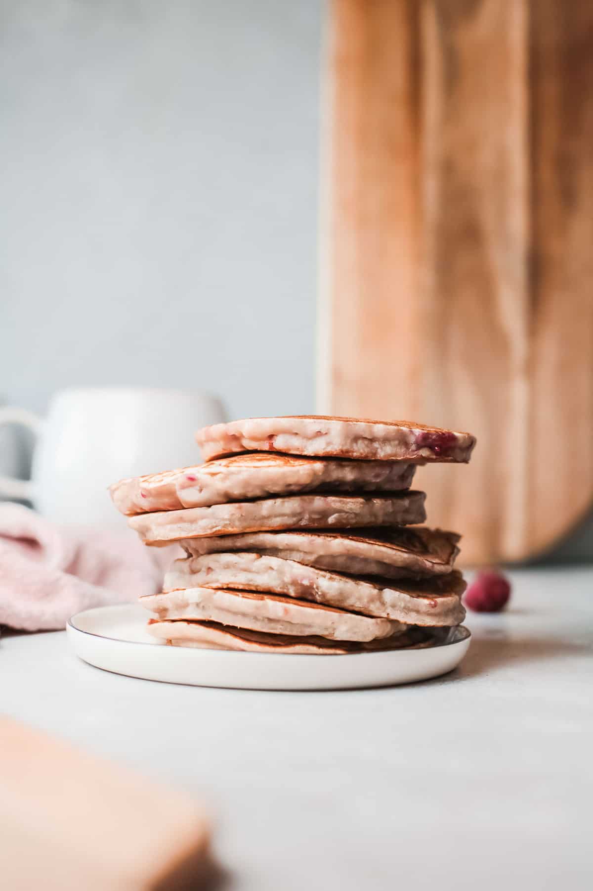 没有任何配料的煎饼堆。