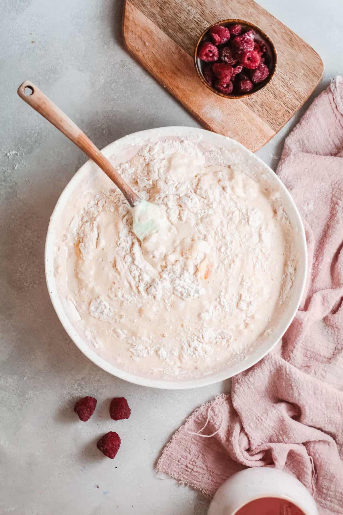 混合碗中的煎饼面糊。