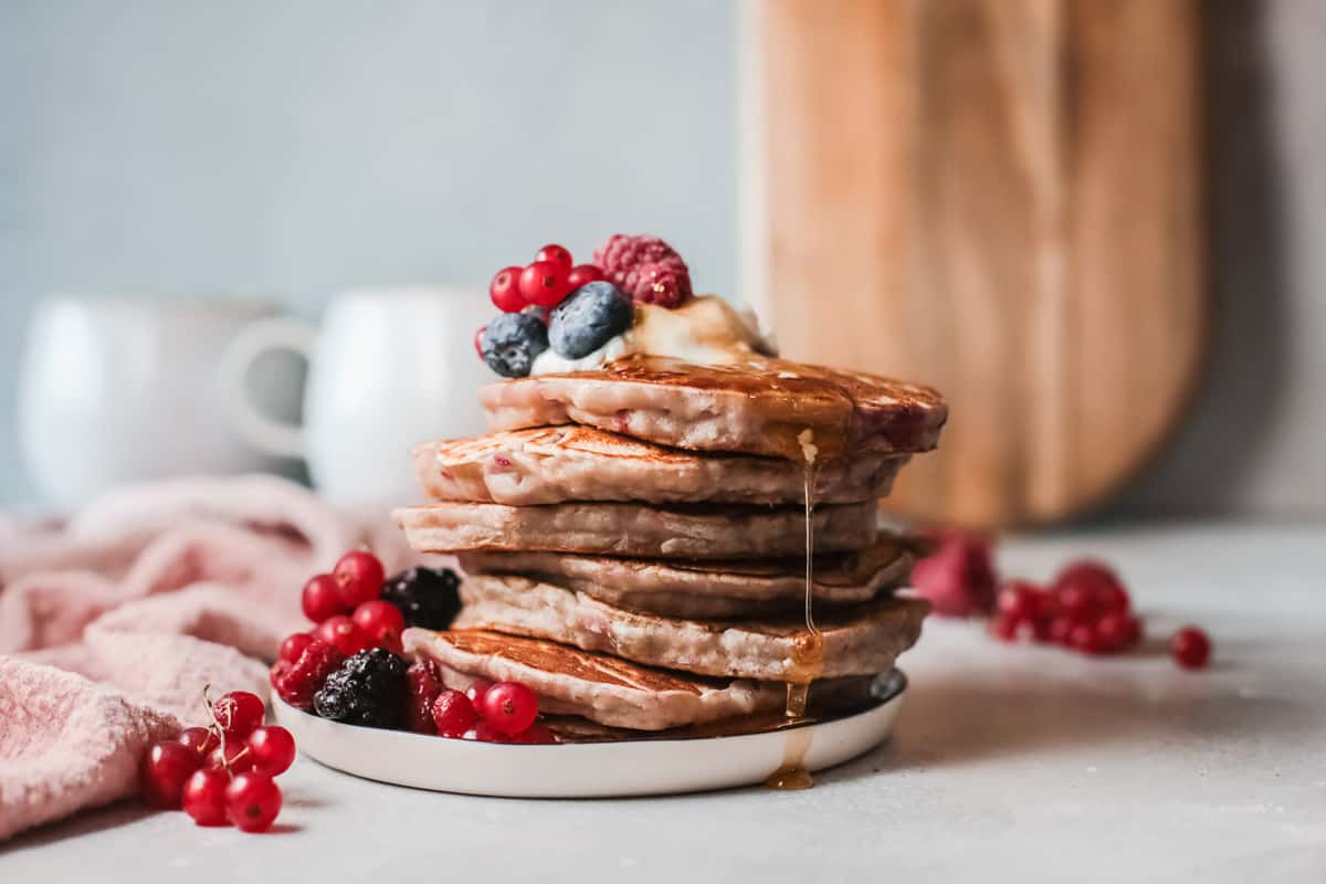 糖浆从煎饼堆上滴下。
