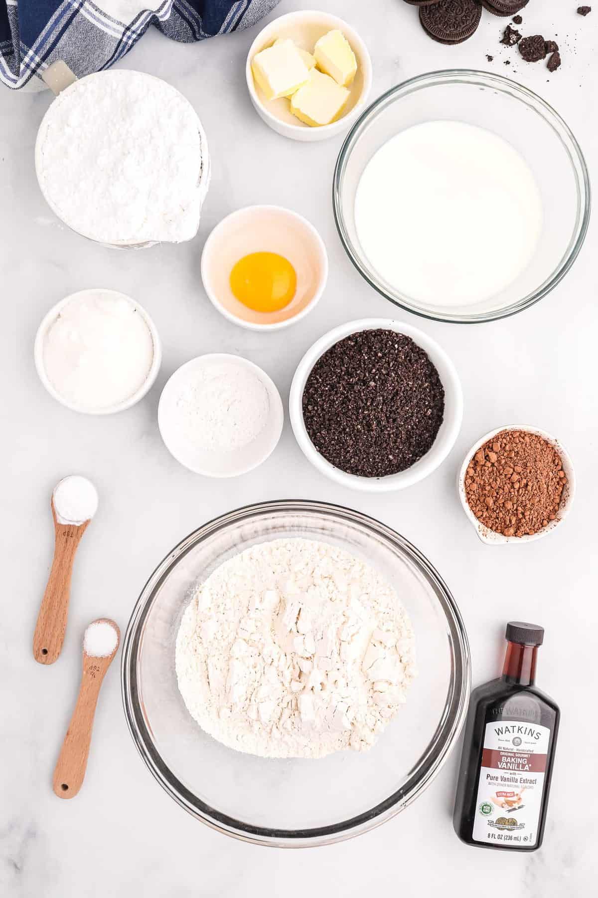 碗中的材料，包括面粉、可可粉、鸡蛋、黄油等。