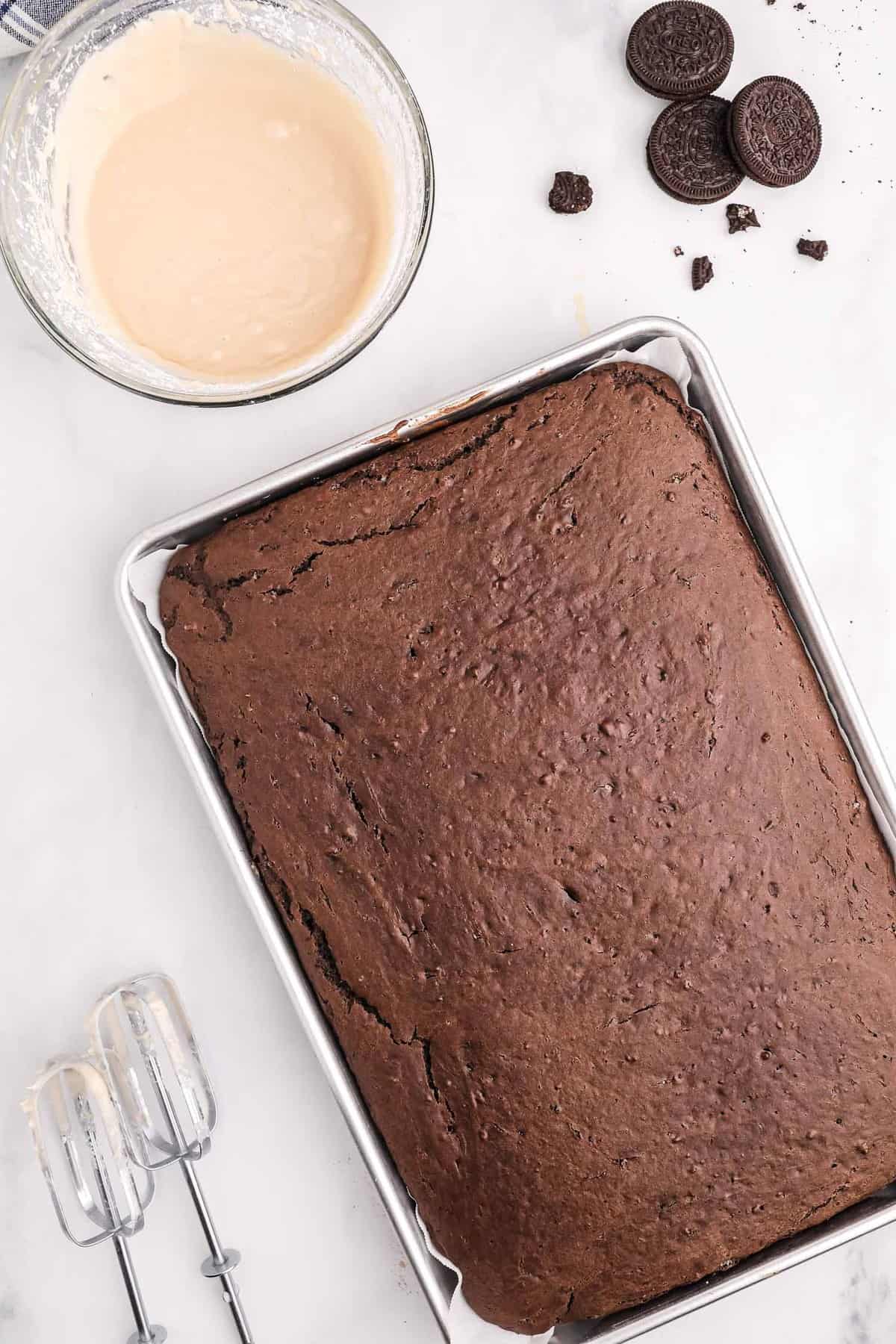 烤好的巧克力烤盘煎饼。