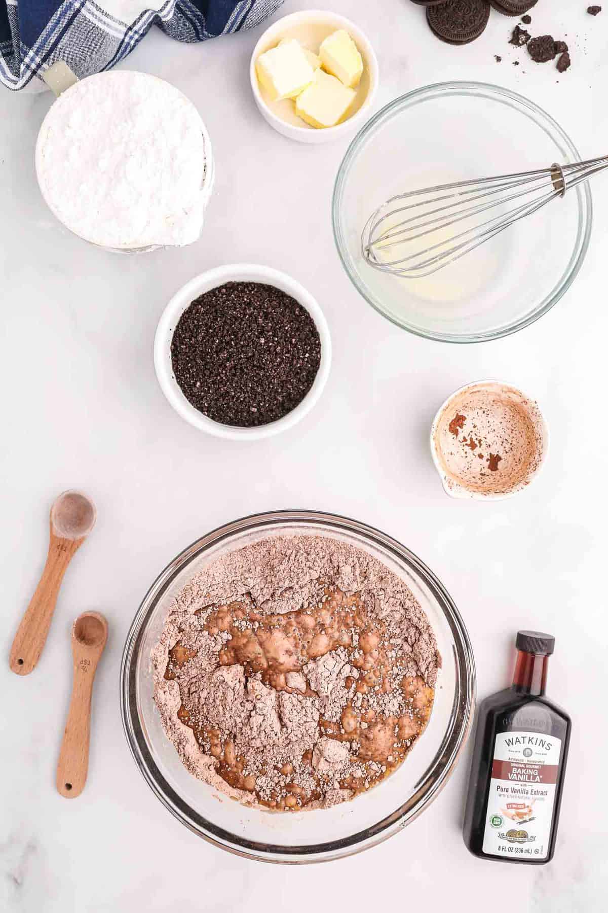 煎饼面糊在碗中部分搅拌的样子。