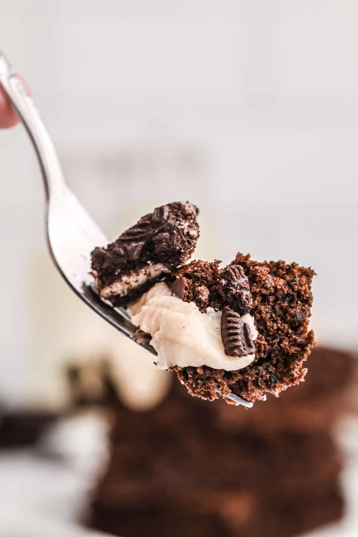 叉子上有煎饼、奥利奥饼干和奶油。