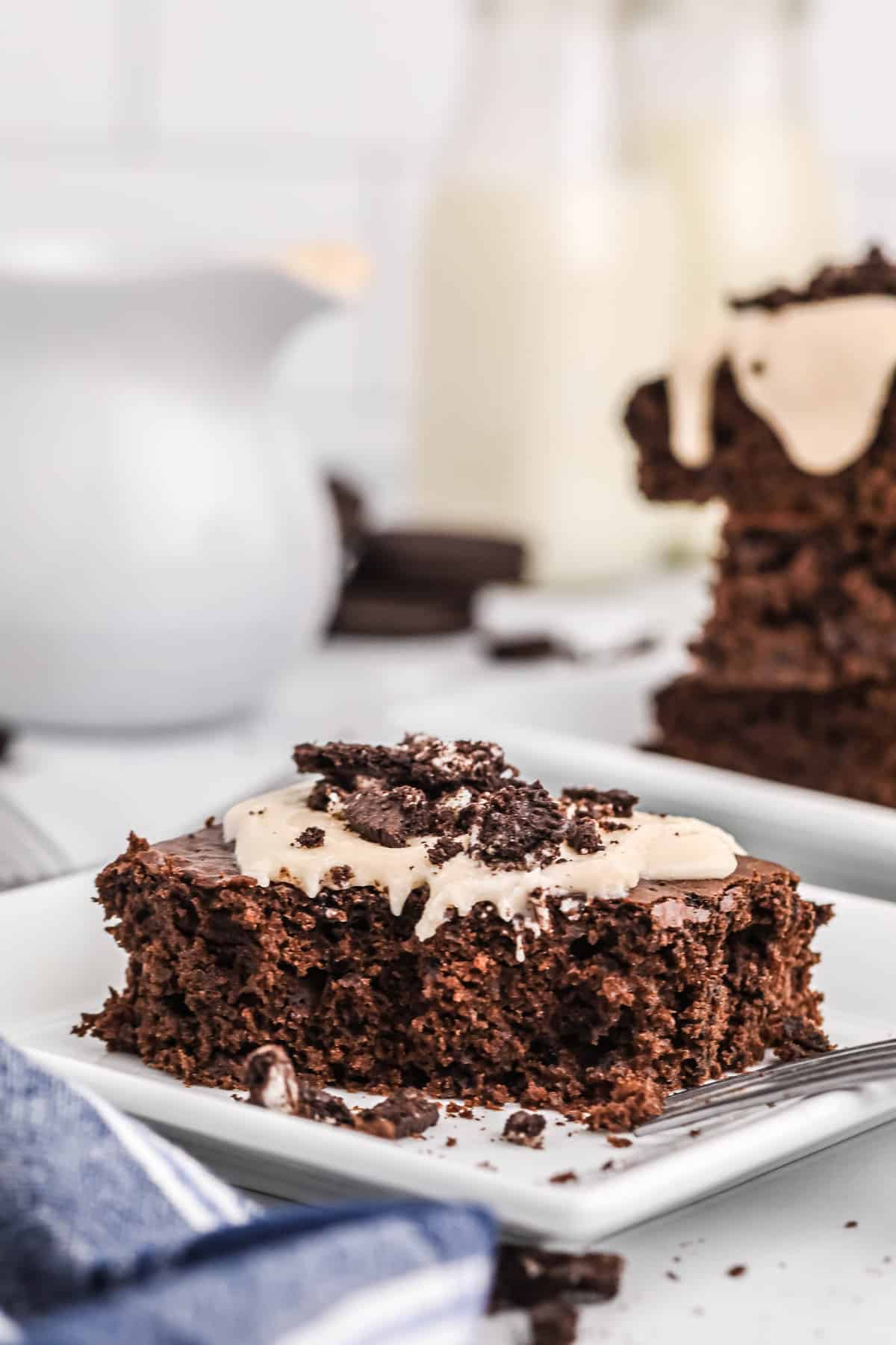 盘子上有方形巧克力煎饼，上面有白色的奶油。