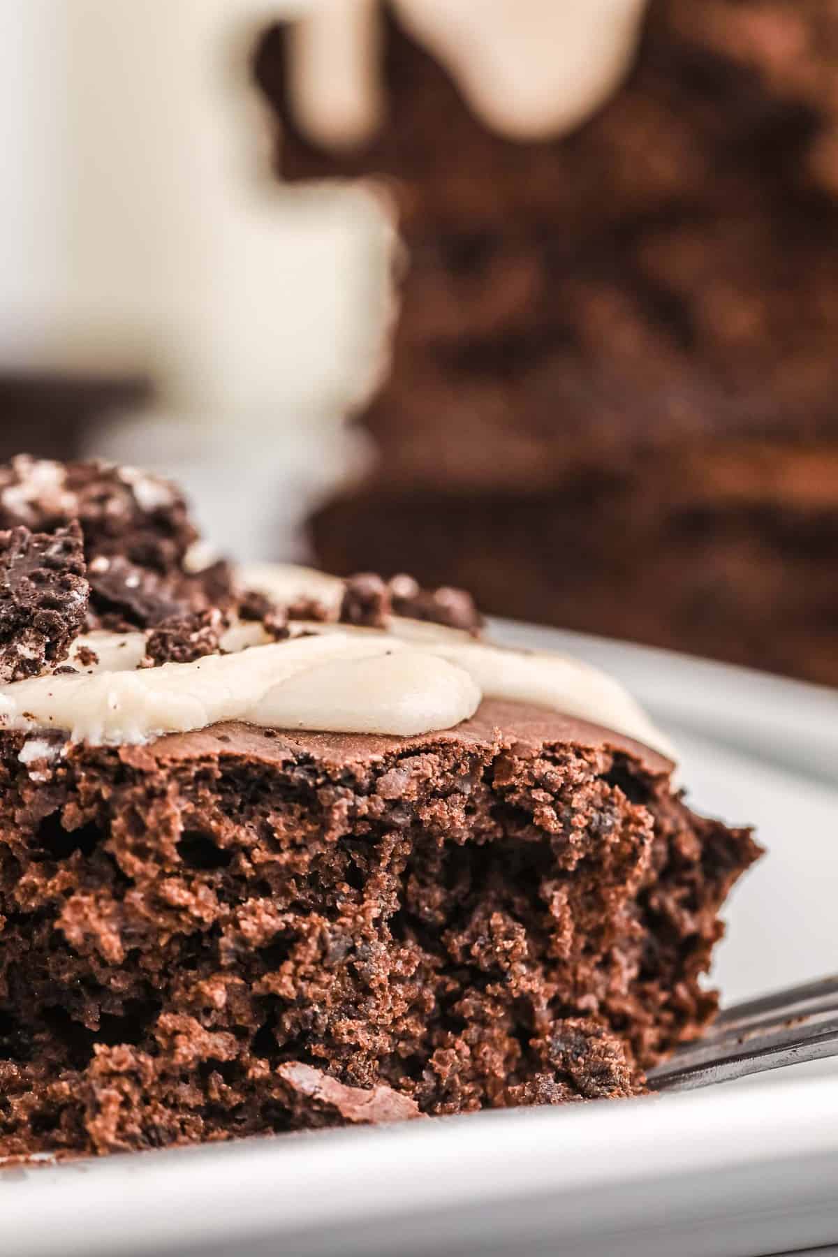 顶部是奶油的方形巧克力煎饼。