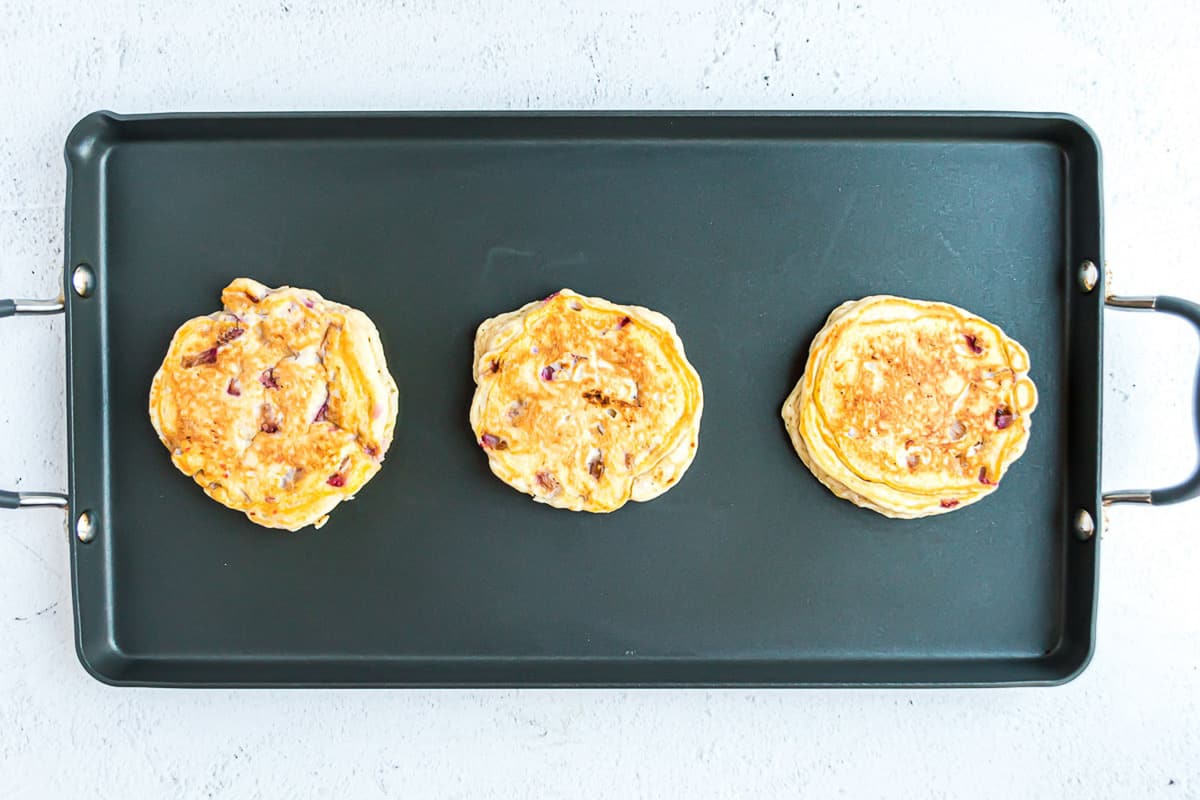 黑色平底锅上的煎饼。