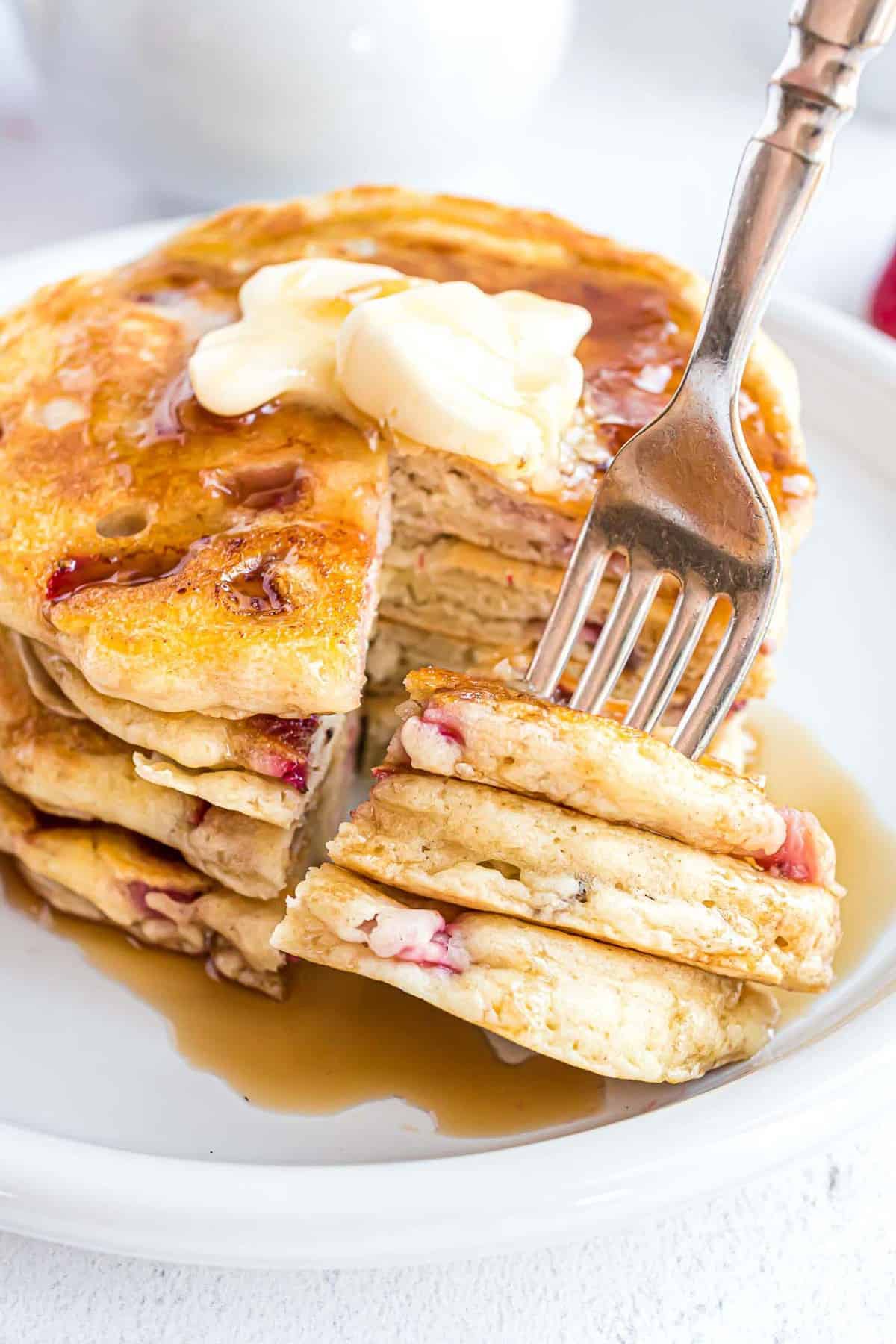 叉子上的煎饼。