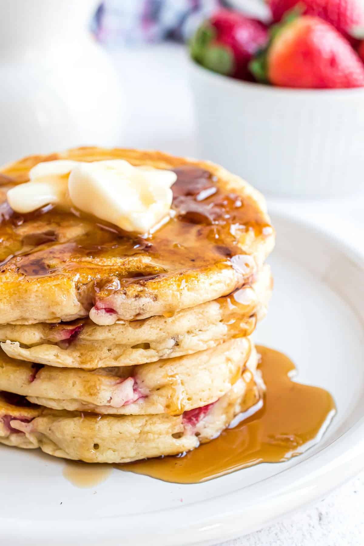 草莓煎饼上滴落的糖浆。