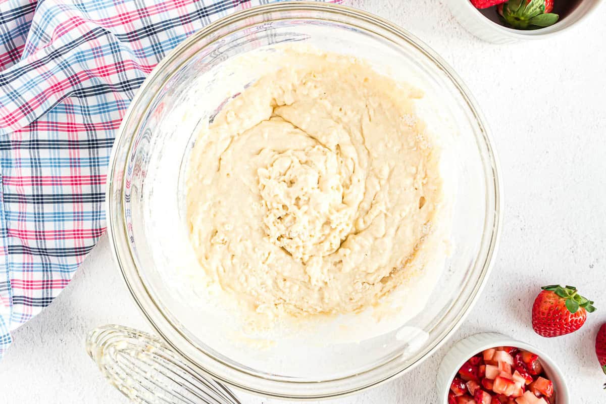 玻璃搅拌碗中的煎饼面糊。