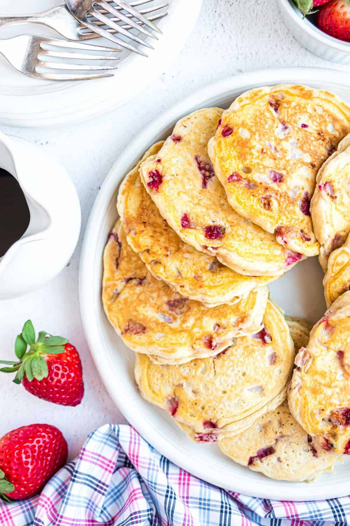 从上方看草莓煎饼，放在白色盘子上。