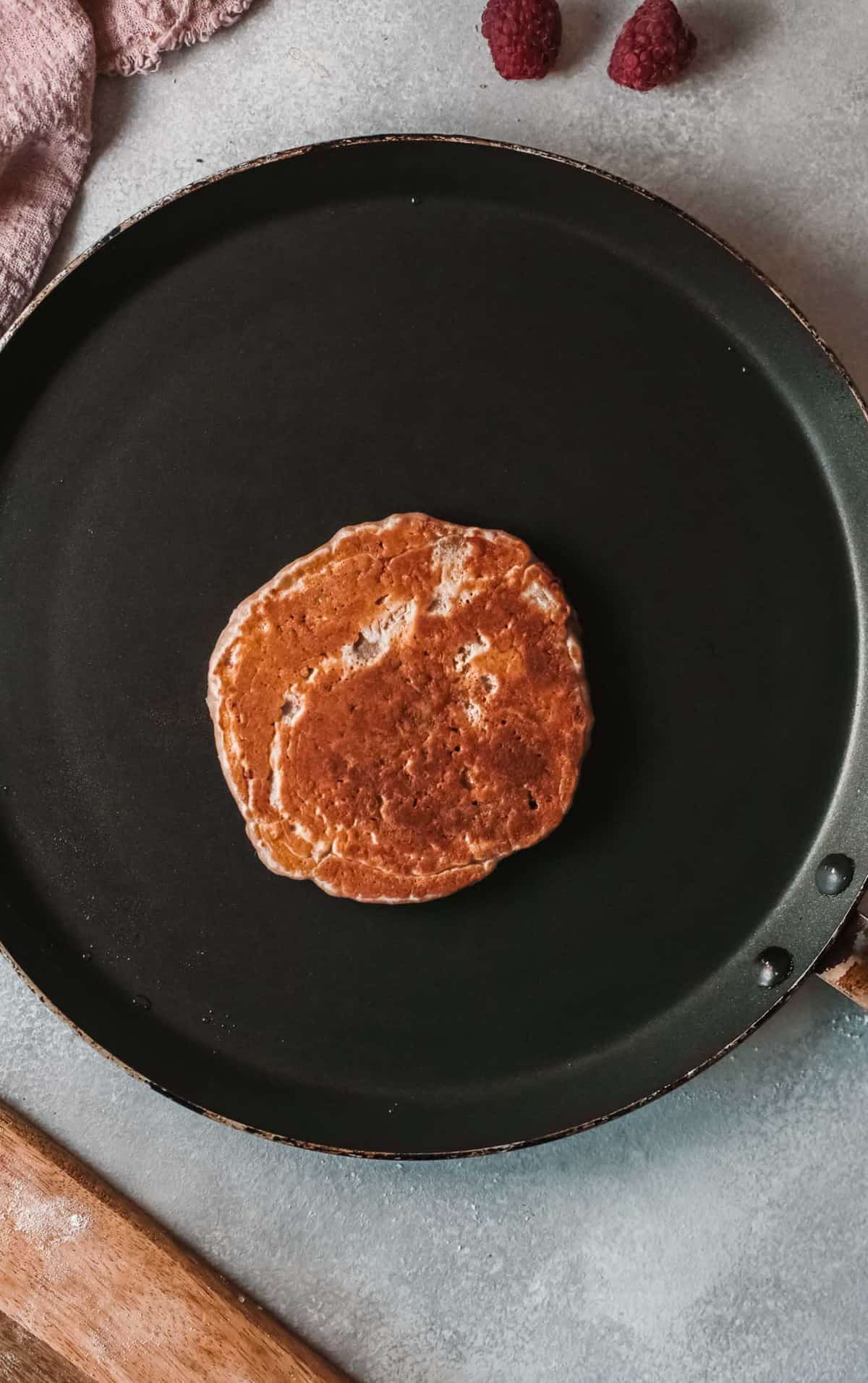 在煎锅上的单个煎饼。