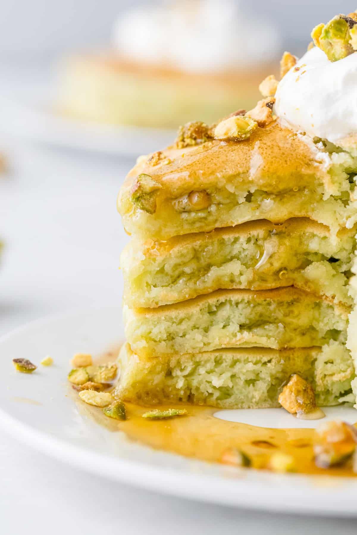 切开的煎饼上淋着糖浆的特写。