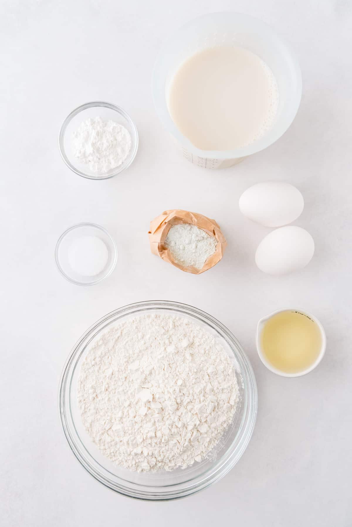 制作开心果煎饼所需成分的俯视图。