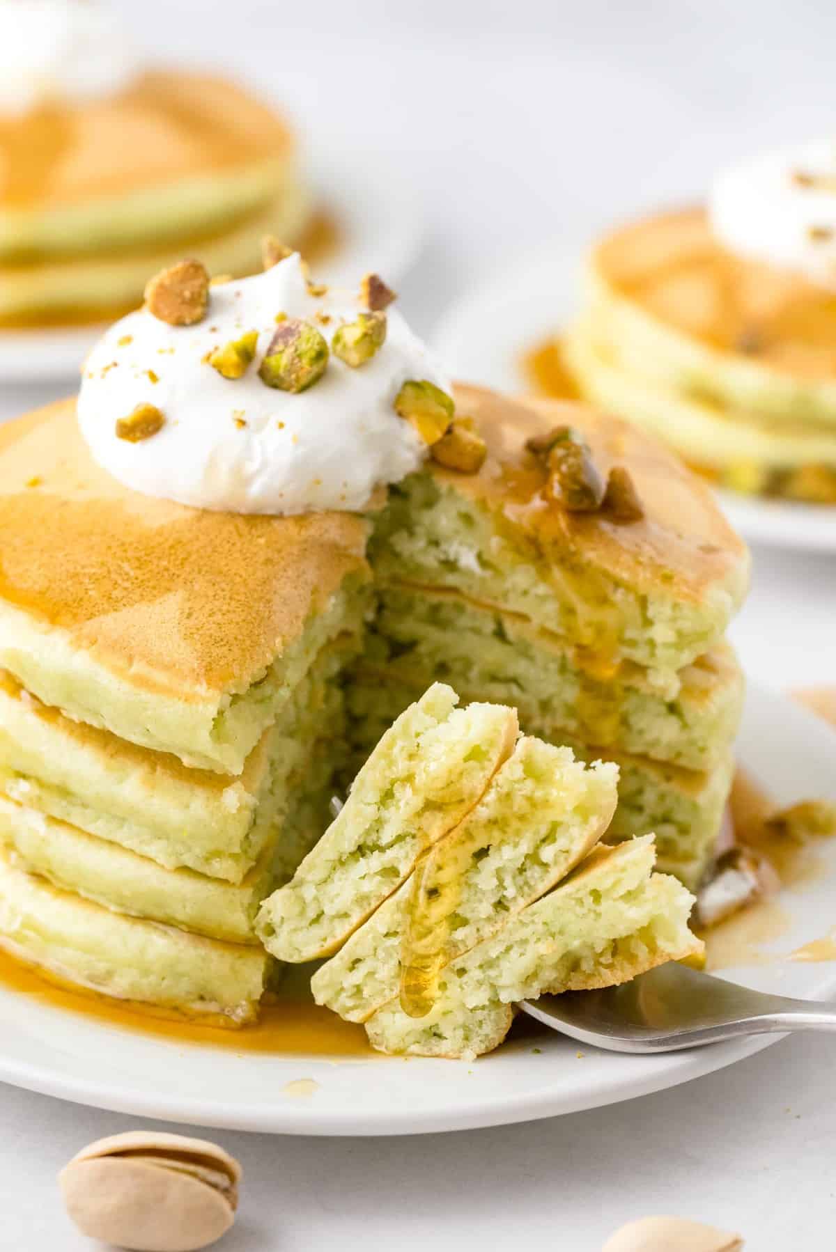 切开的开心果煎饼，展示其质地。