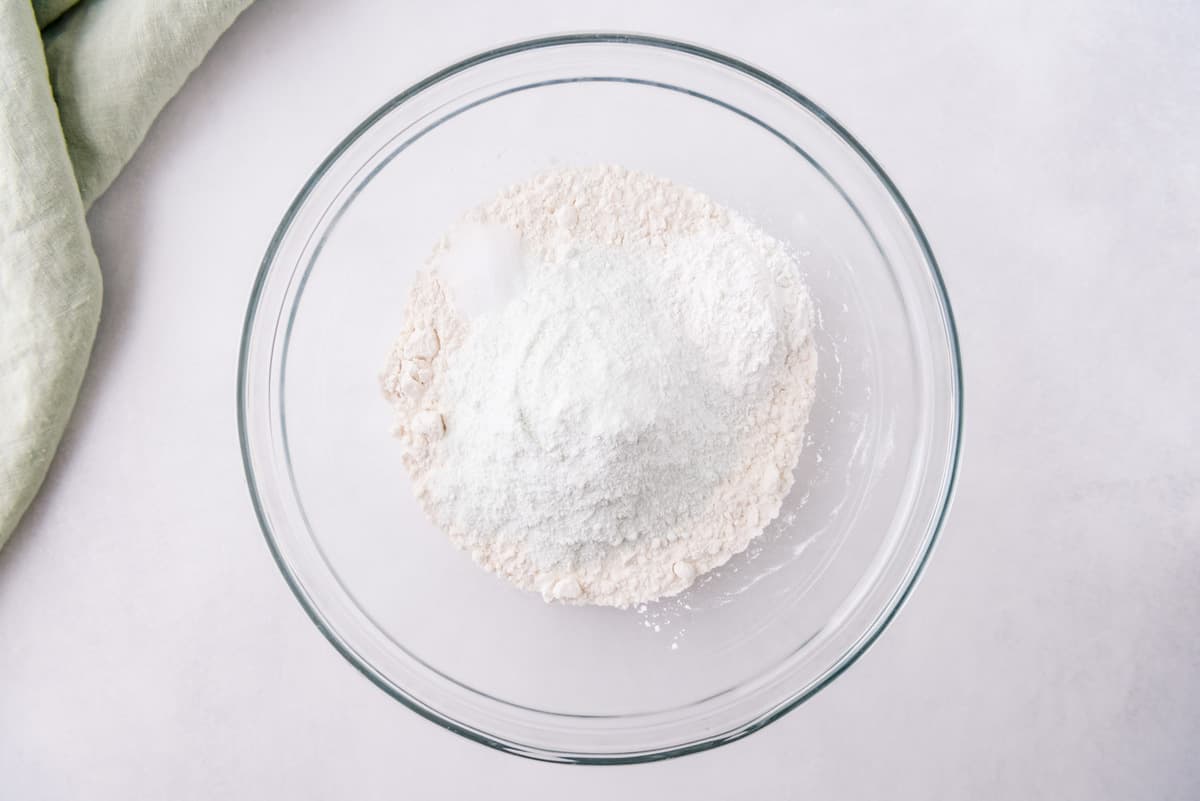 玻璃搅拌碗中的干成分。