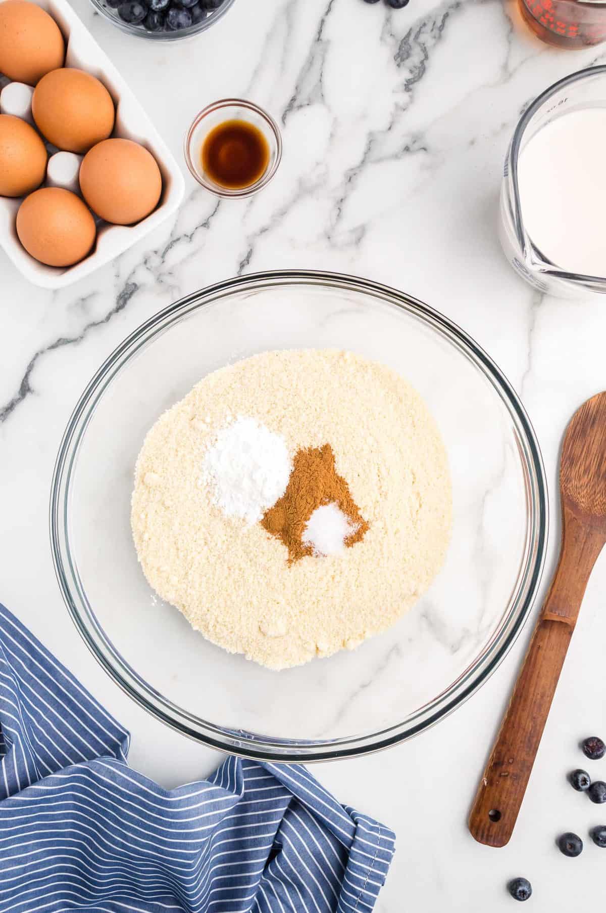 透明搅拌碗中的干材料。