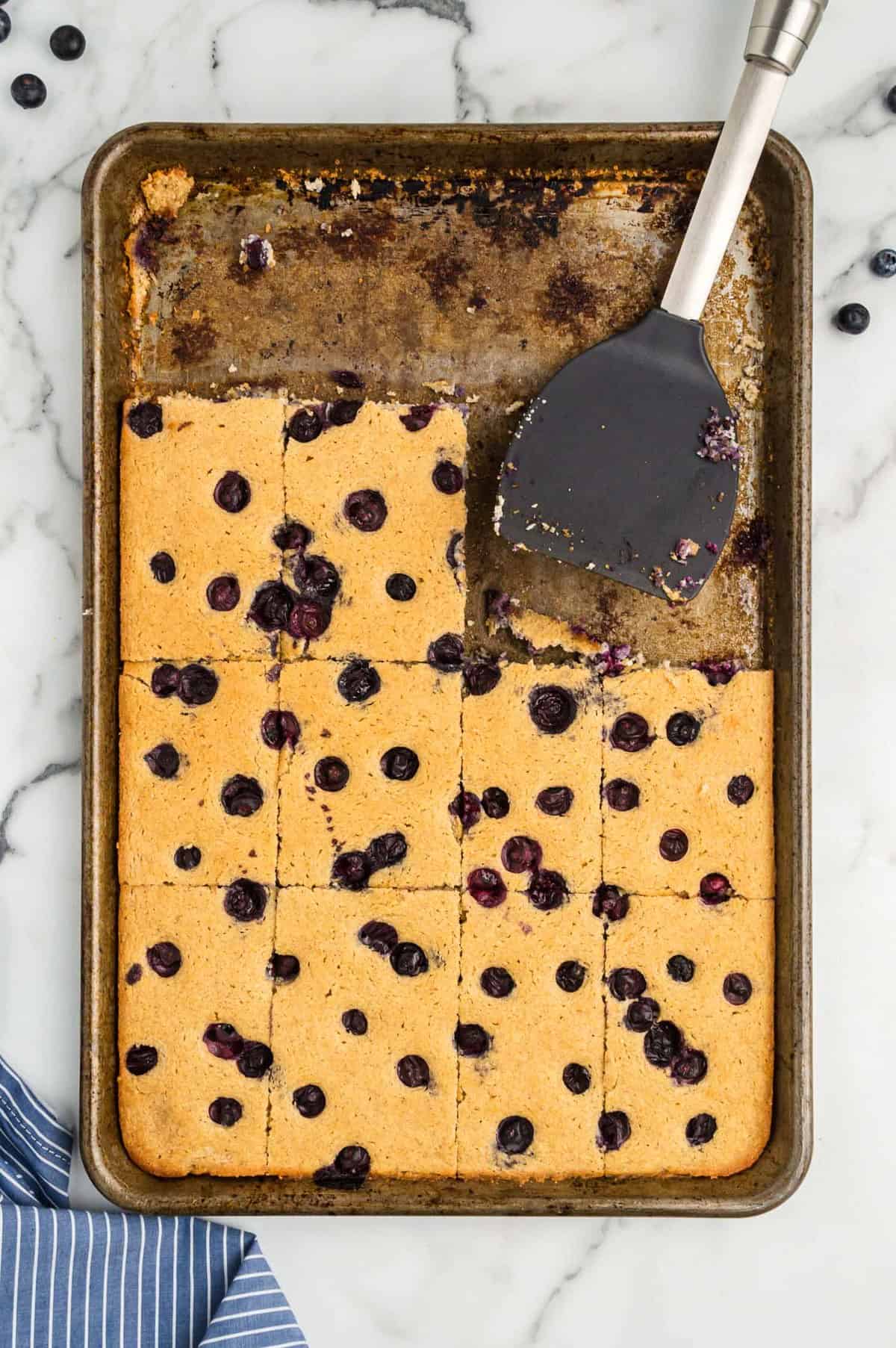 满满一烤盘的蓝莓烤盘煎饼,3-4个已被拿走。