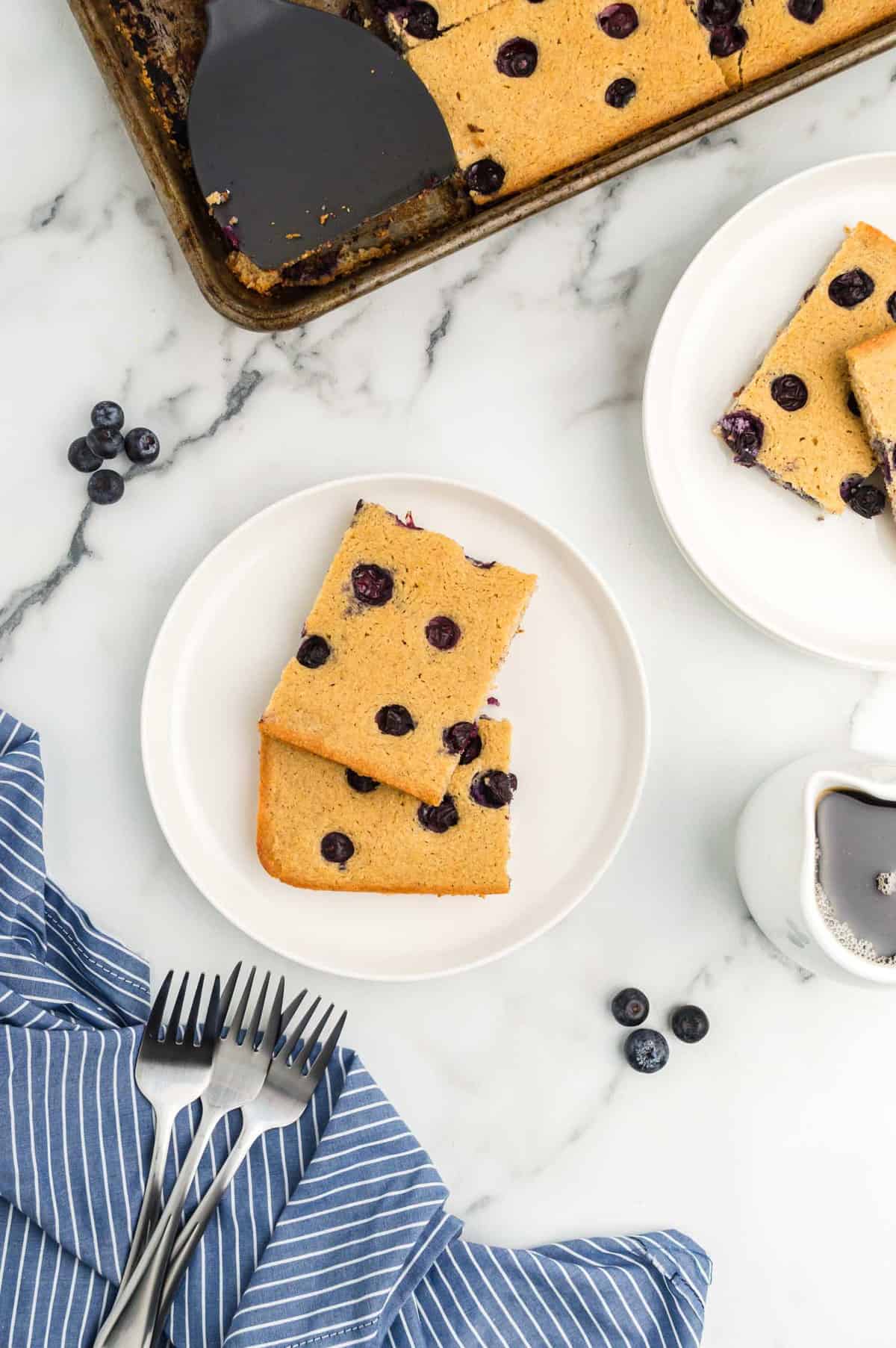 一盘两个方形蓝莓煎饼的俯视图。