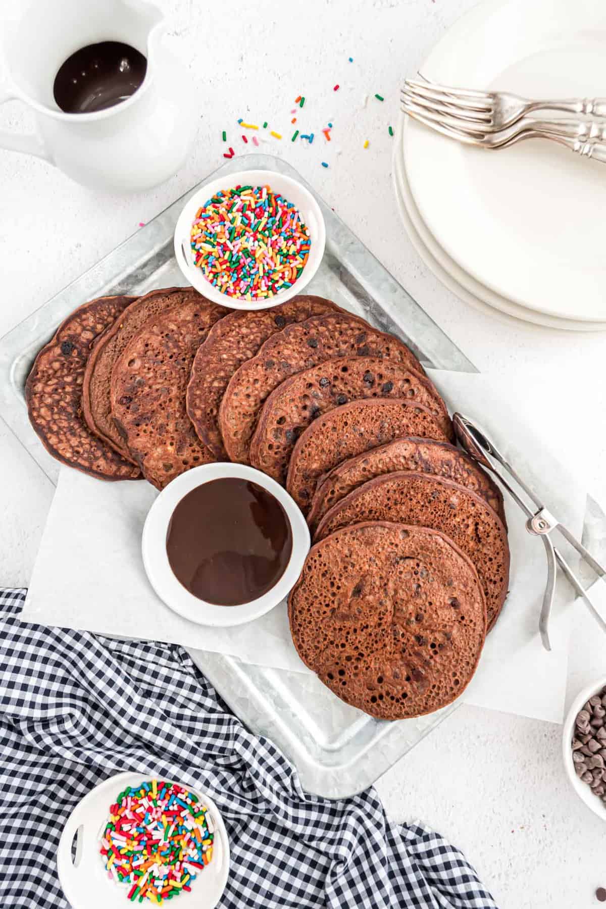 从上方俯视摆放在托盘上的巧克力煎饼。