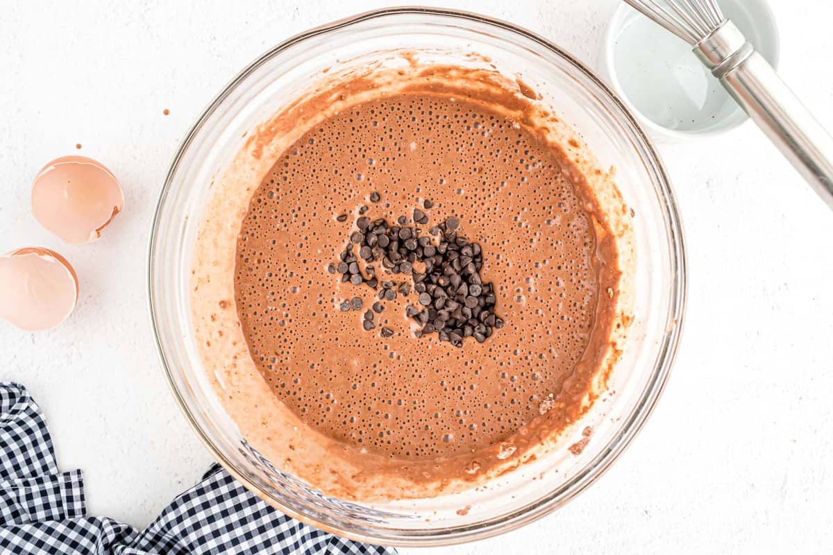 巧克力碎片放到巧克力煎饼面糊的顶部。