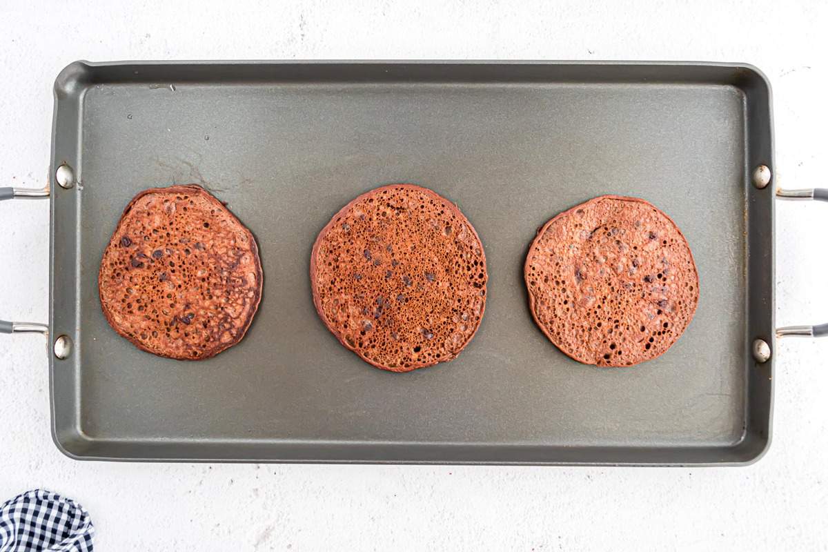 在煎锅上的巧克力煎饼。