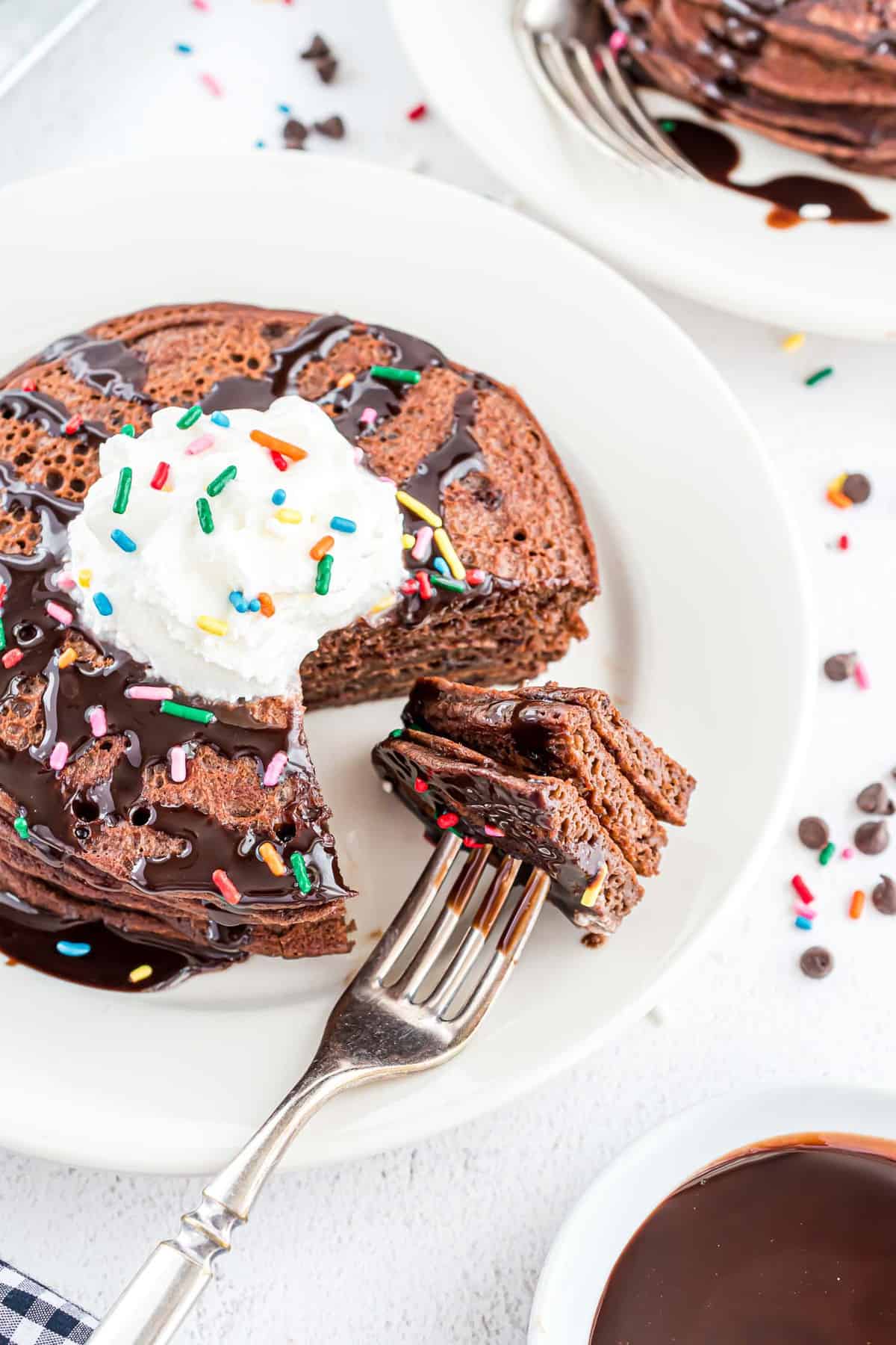 被切掉一块的巧克力布朗尼煎饼。