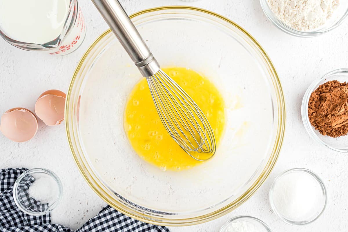带有打蛋器的融化黄油。