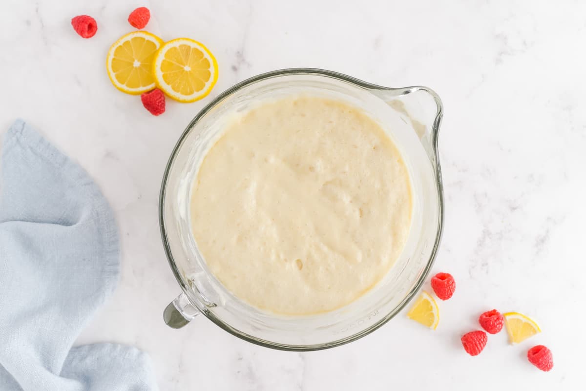 蓬松的煎饼面糊在搅拌碗中。