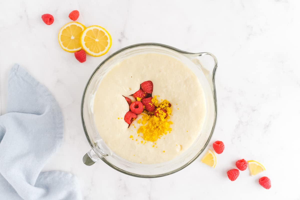 覆盆子和柠檬皮沉入煎饼面糊中。