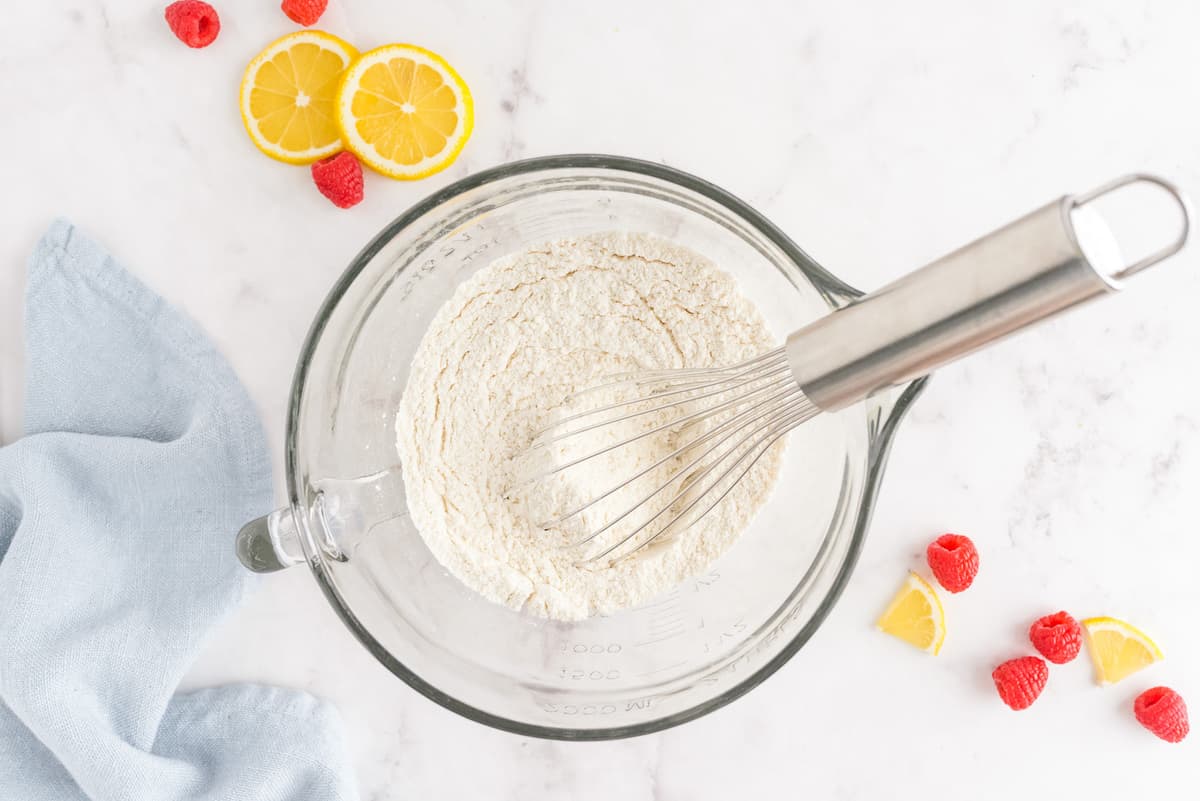 盛有干成分的玻璃搅拌碗与打蛋器。