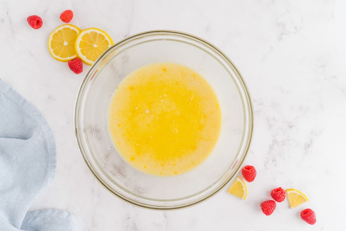 盛有湿成分的透明玻璃搅拌碗。