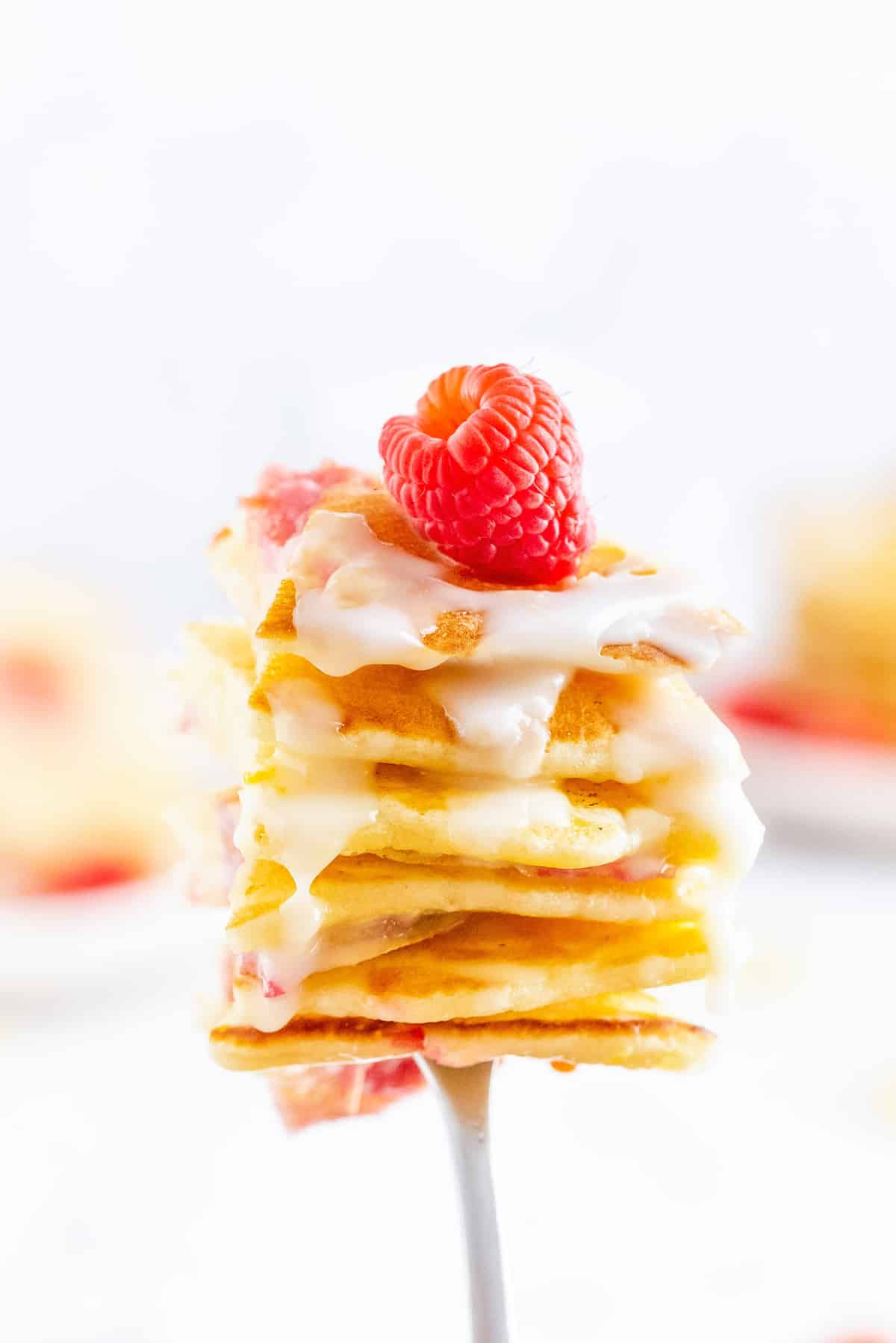 叉子上夹着的煎饼，糖霜正在流淌。