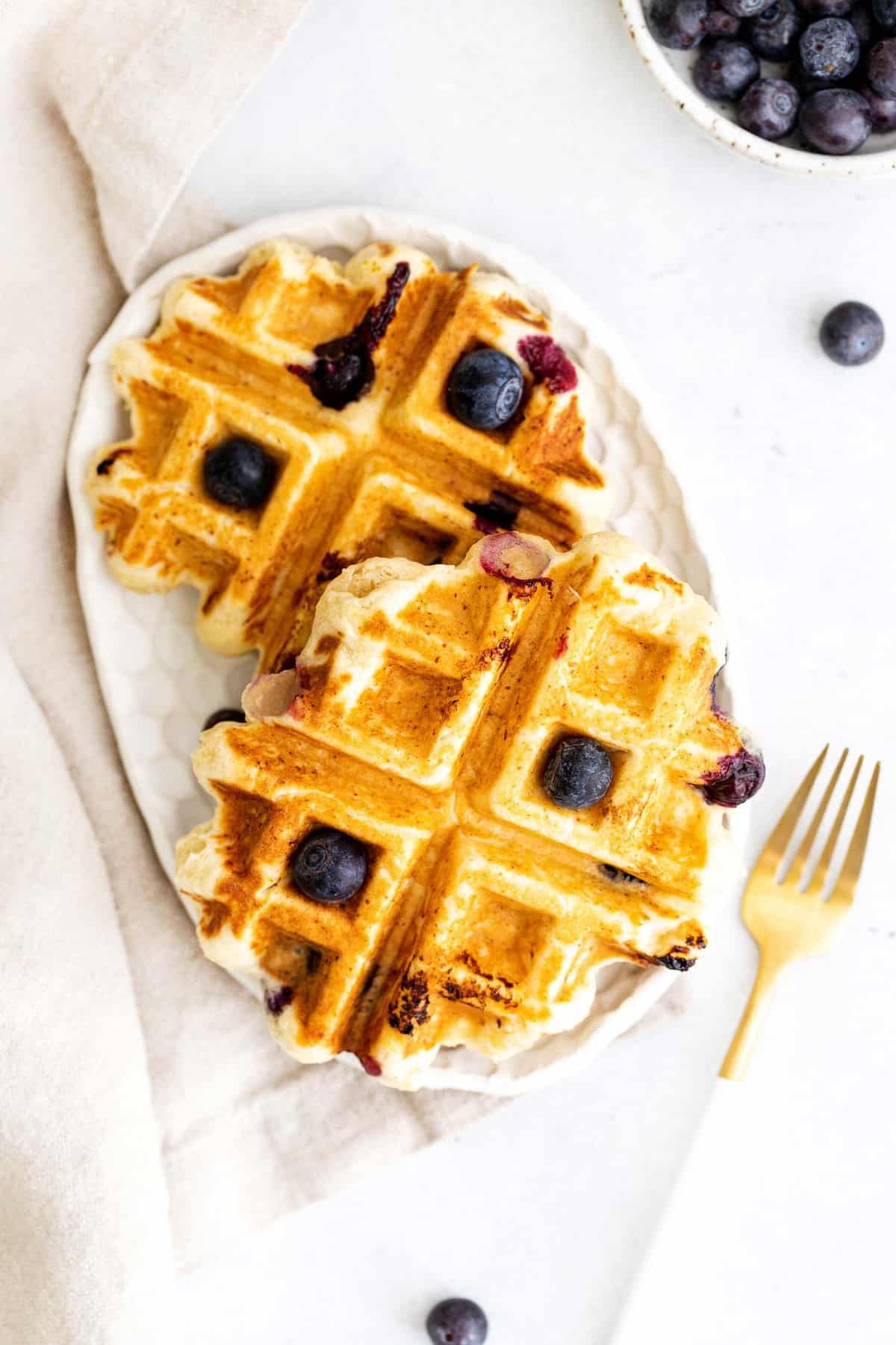 华夫饼上撒有蓝莓的小椭圆盘。