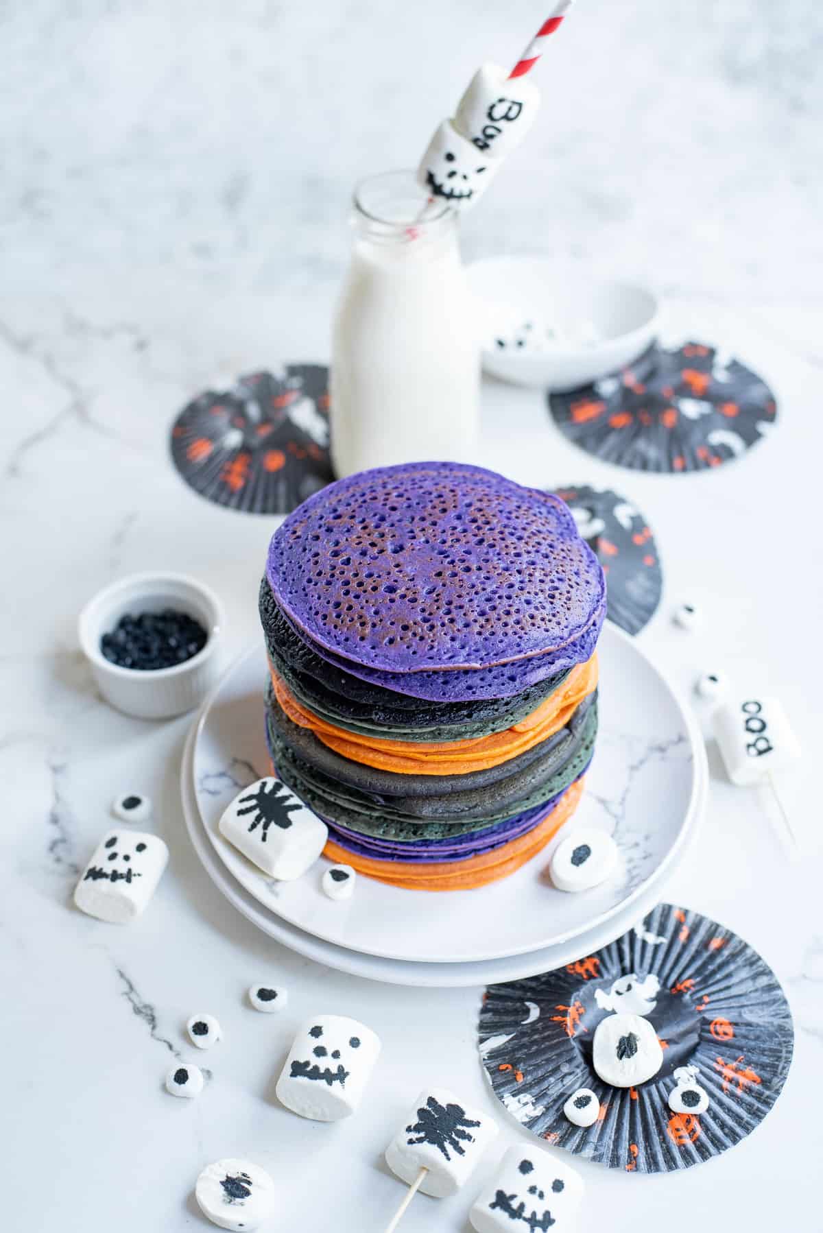 没有装饰的五彩煎饼。