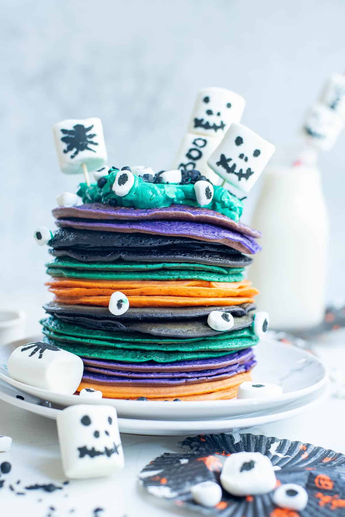 彩色煎饼叠加在一起，装饰有棉花糖。